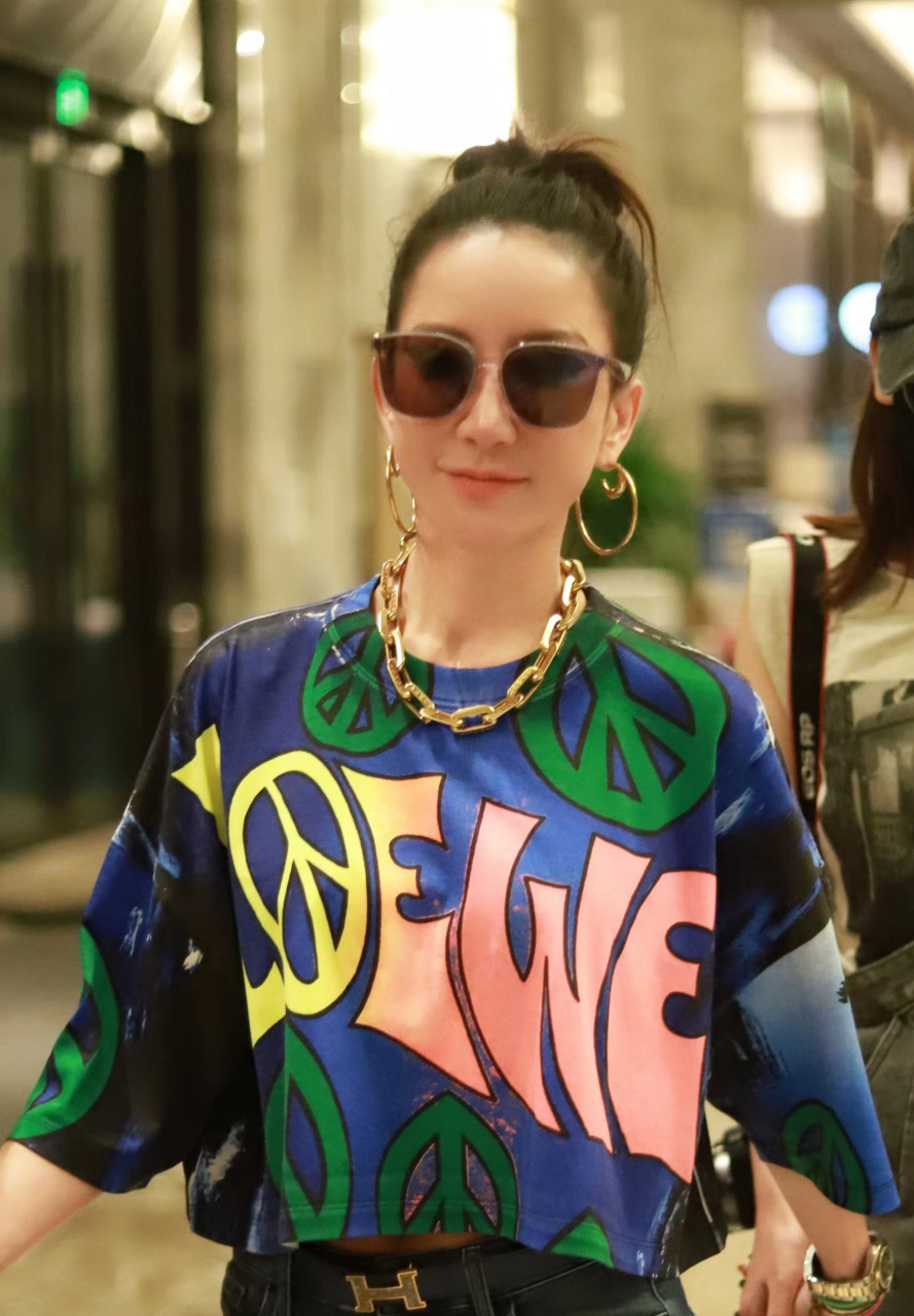 李玟去录制央视七夕晚会,李玟上身穿字母装,下身搭配黑色牛仔裤,看