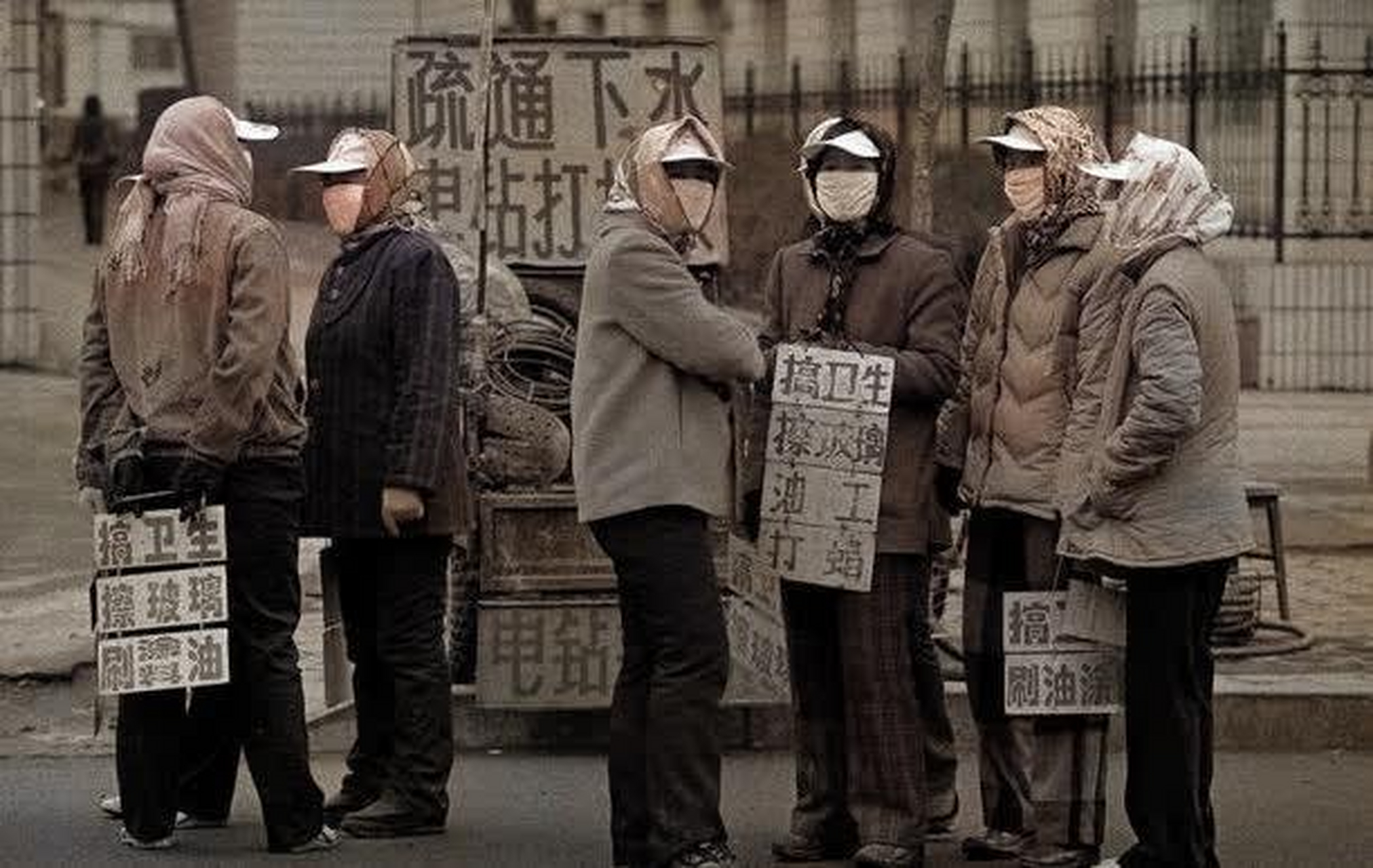 东北某机械厂的下岗工人在签署自愿裁员协议后,在工厂门口坐了很长