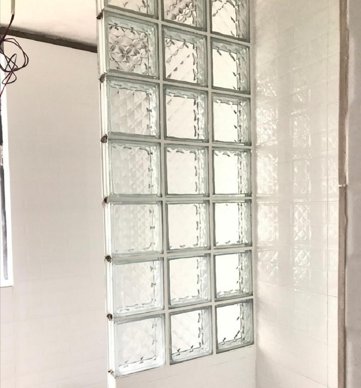 玻璃砖早在国外就风靡已久,是一种玻璃材质的饰面材料,是用透明玻璃制