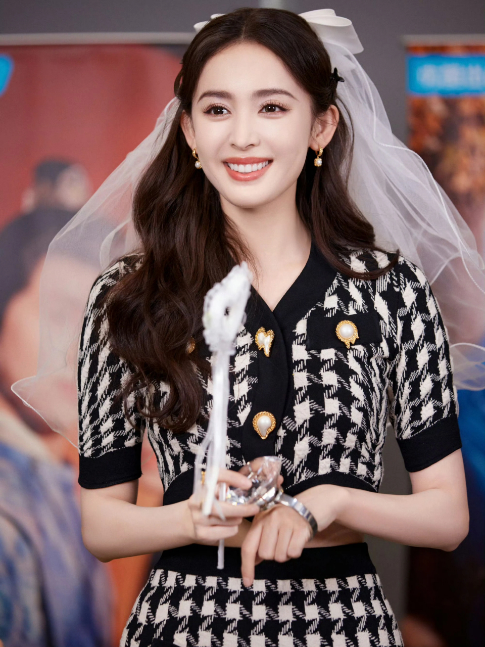 内娱颜值天花板古力娜扎怼脸拍绝美  身穿moschino莫斯奇诺千鸟格针织