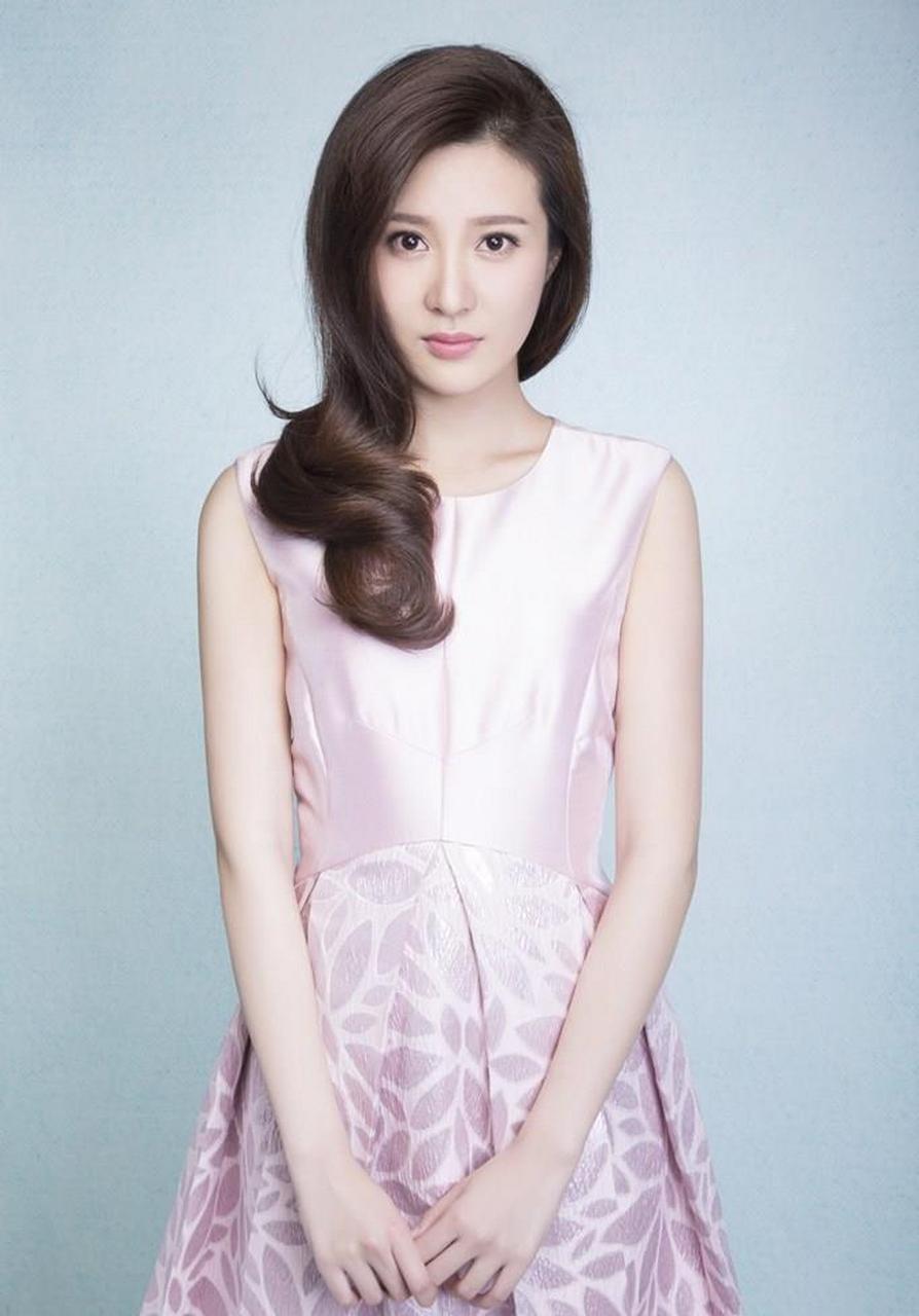 91年浙江诸暨女演员邬靖靖,清新恬淡 91年浙江诸暨女演员邬靖靖,清新