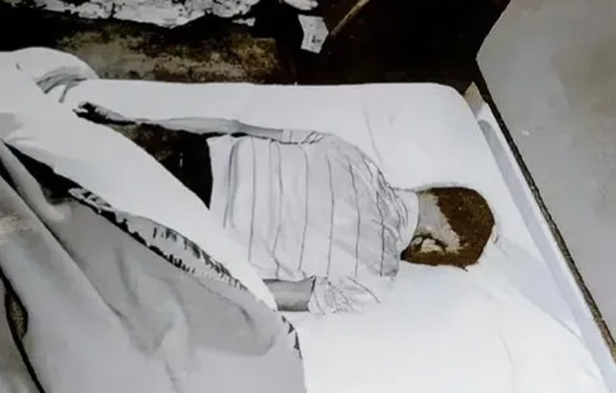 1988年,上海,一场凶杀案的现场,镜头中贴着脸,躺在床上的男子,名字叫