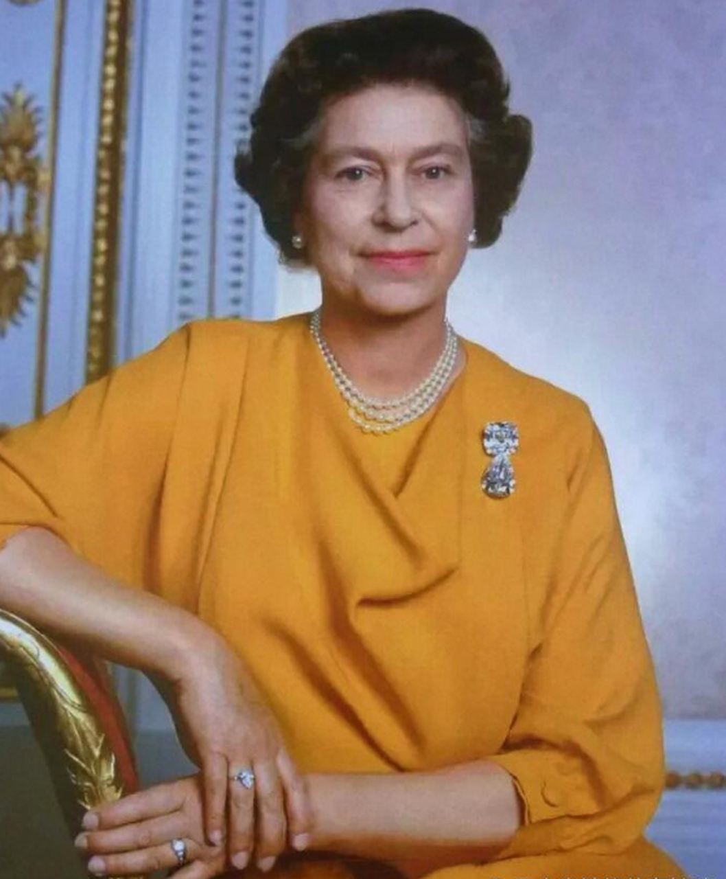 1985年,英国女王伊丽莎白二世佩戴了库里南钻石胸针并与菲利普亲王