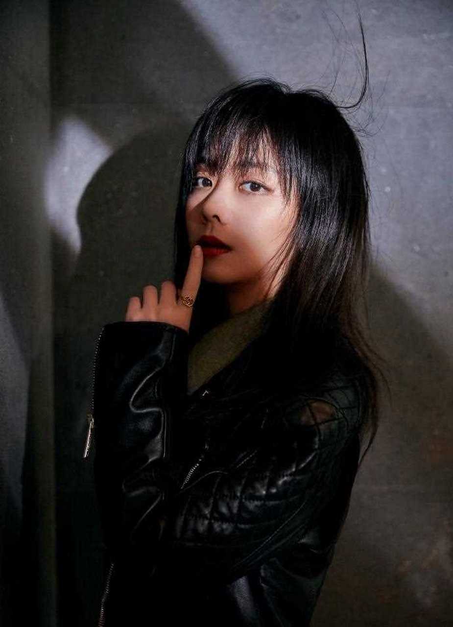 穿皮衣衬衫配短裙,大红唇超高级 谭松韵拥有一张娃娃脸,明明已经快30