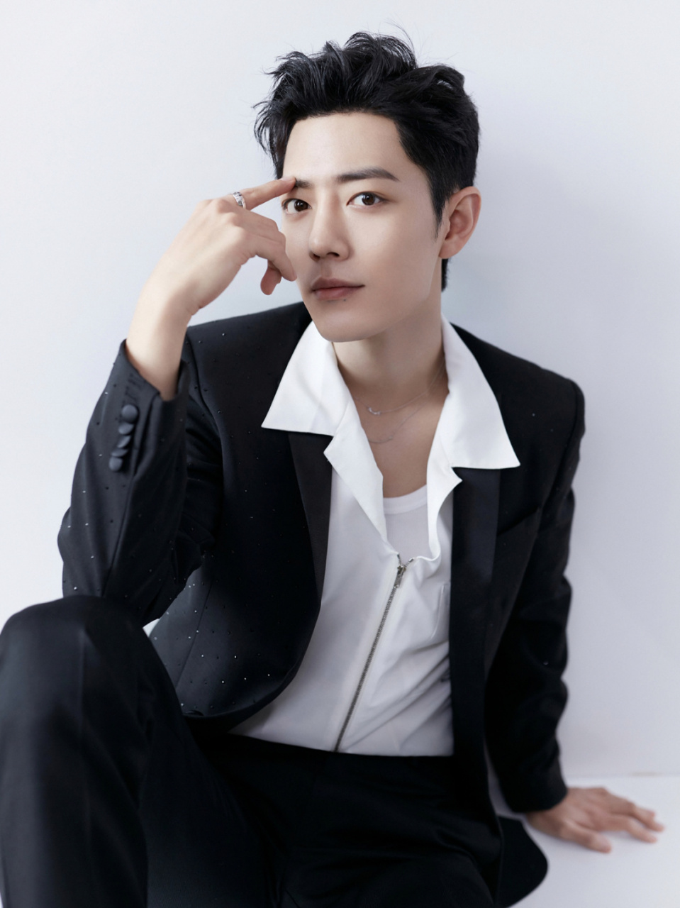 肖战今日红毯造型 叠戴项链配闪钻西装 肖战今日出席拾光盛典look, 宏