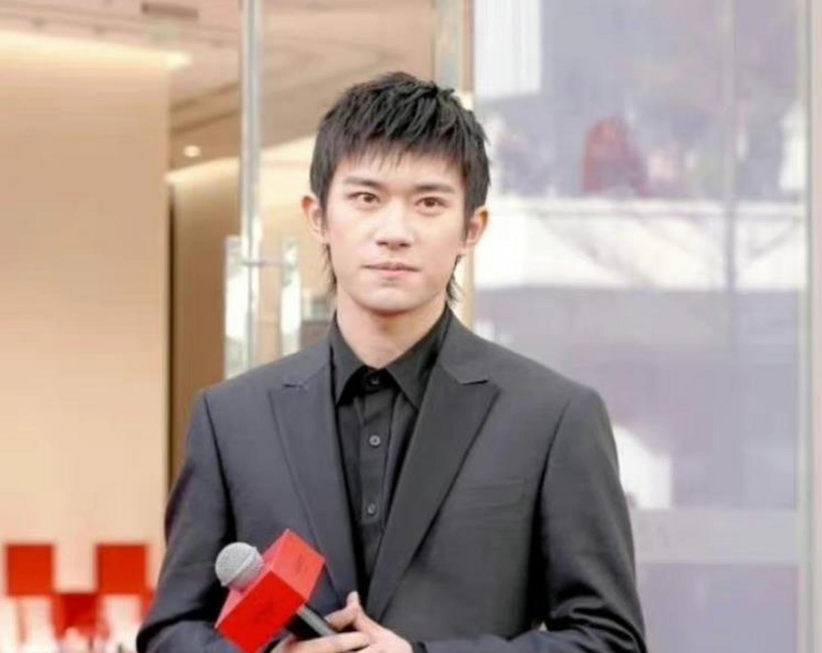 易烊千玺才20岁吧?为什么身上没有一点属于这个年龄的特征.[笑哭]