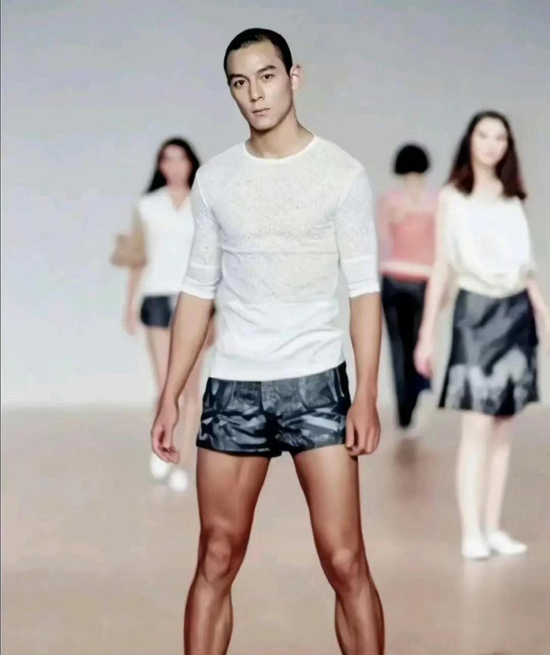 网友:分享吴彦祖早期走秀照片