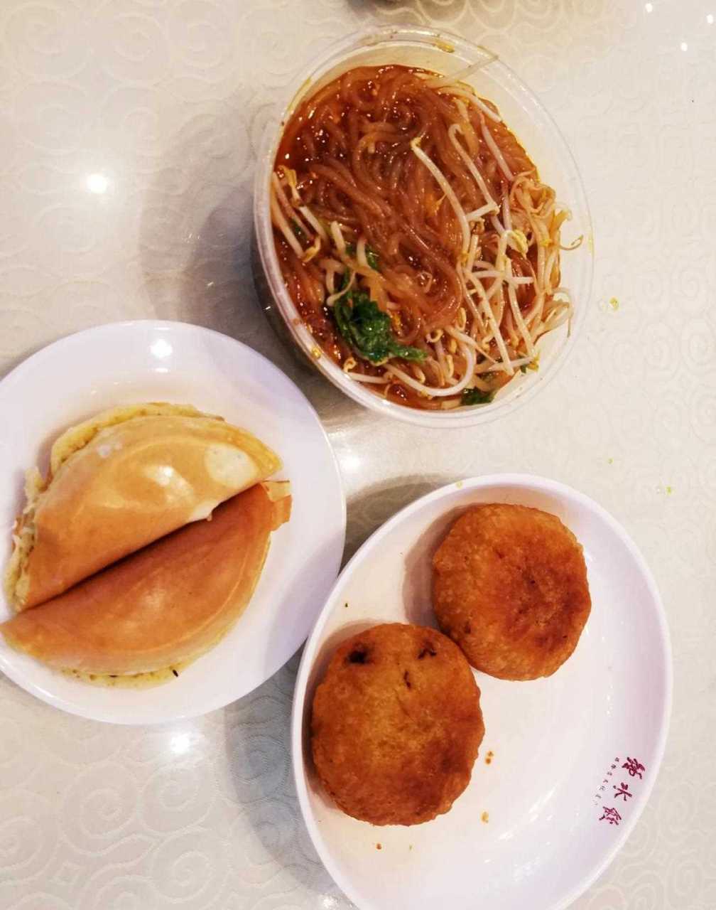 人民公园"钟水饺"店,号称是中华老字号,我也就去尝了尝.