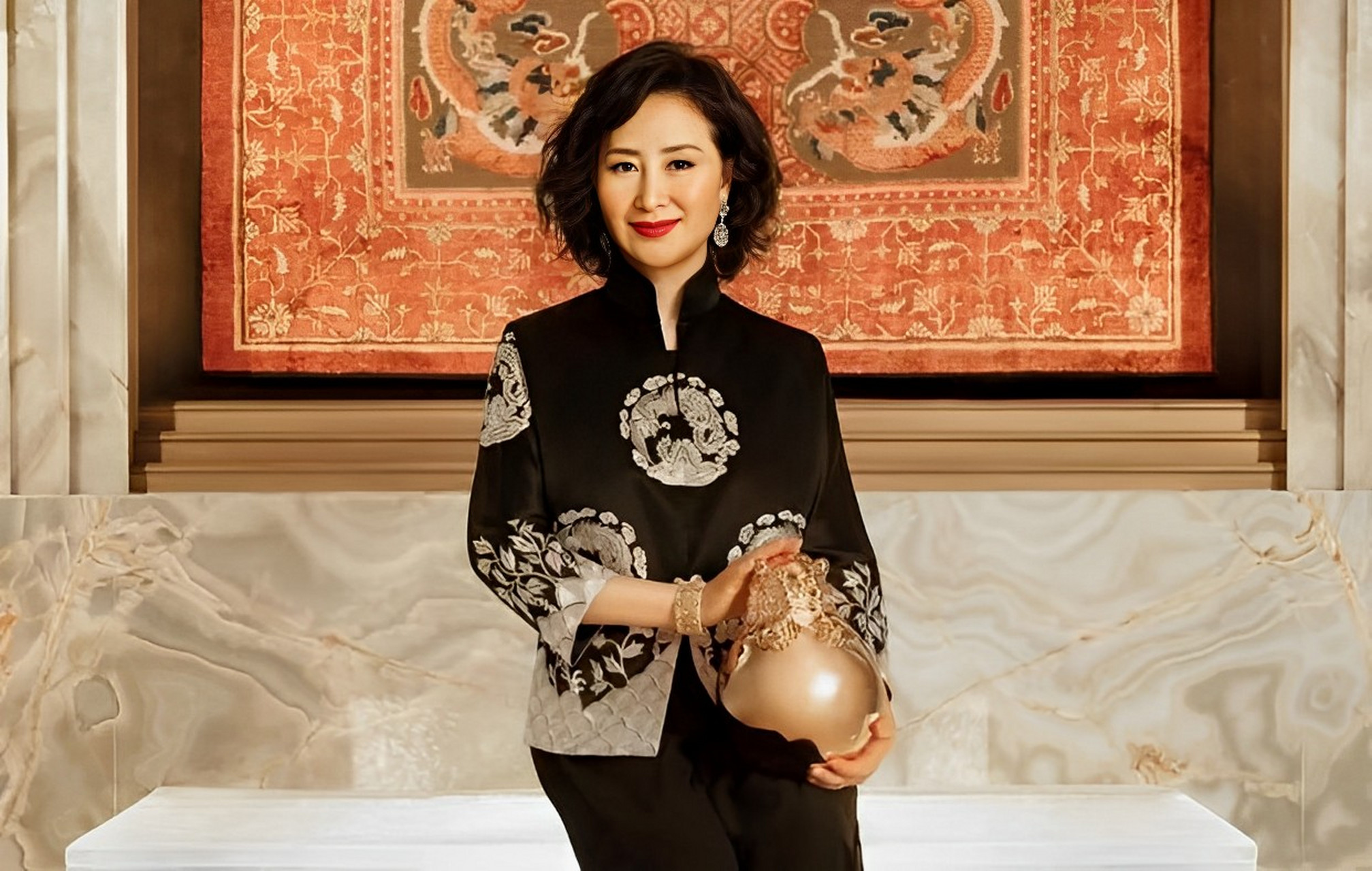 一开始,何超琼的保姆水晶姐姐提出回家养老,何超琼哽咽着求她:"别走好