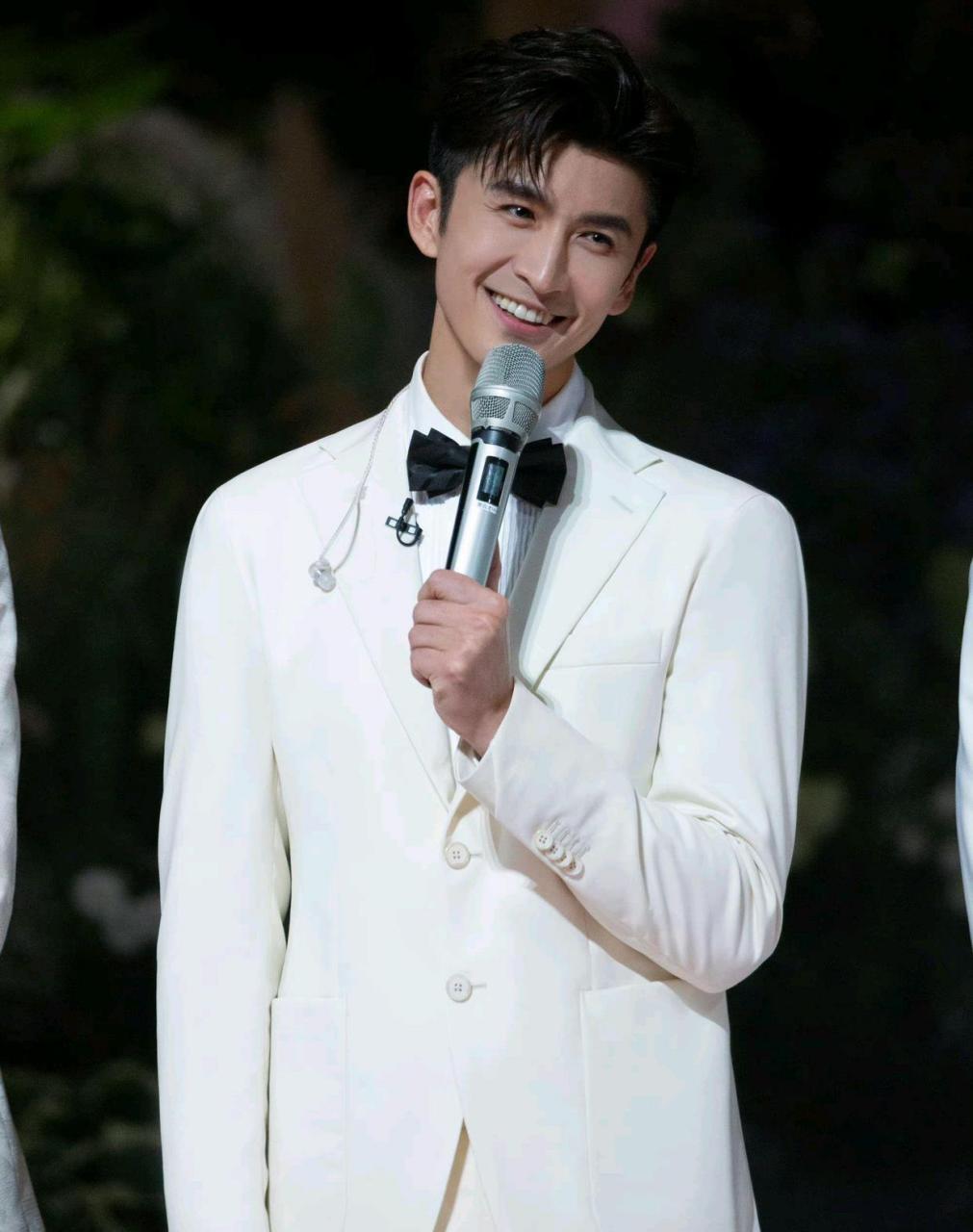 张云龙才34岁,五官就开始有点显老了,这五官比例太好了,在男性艺人中