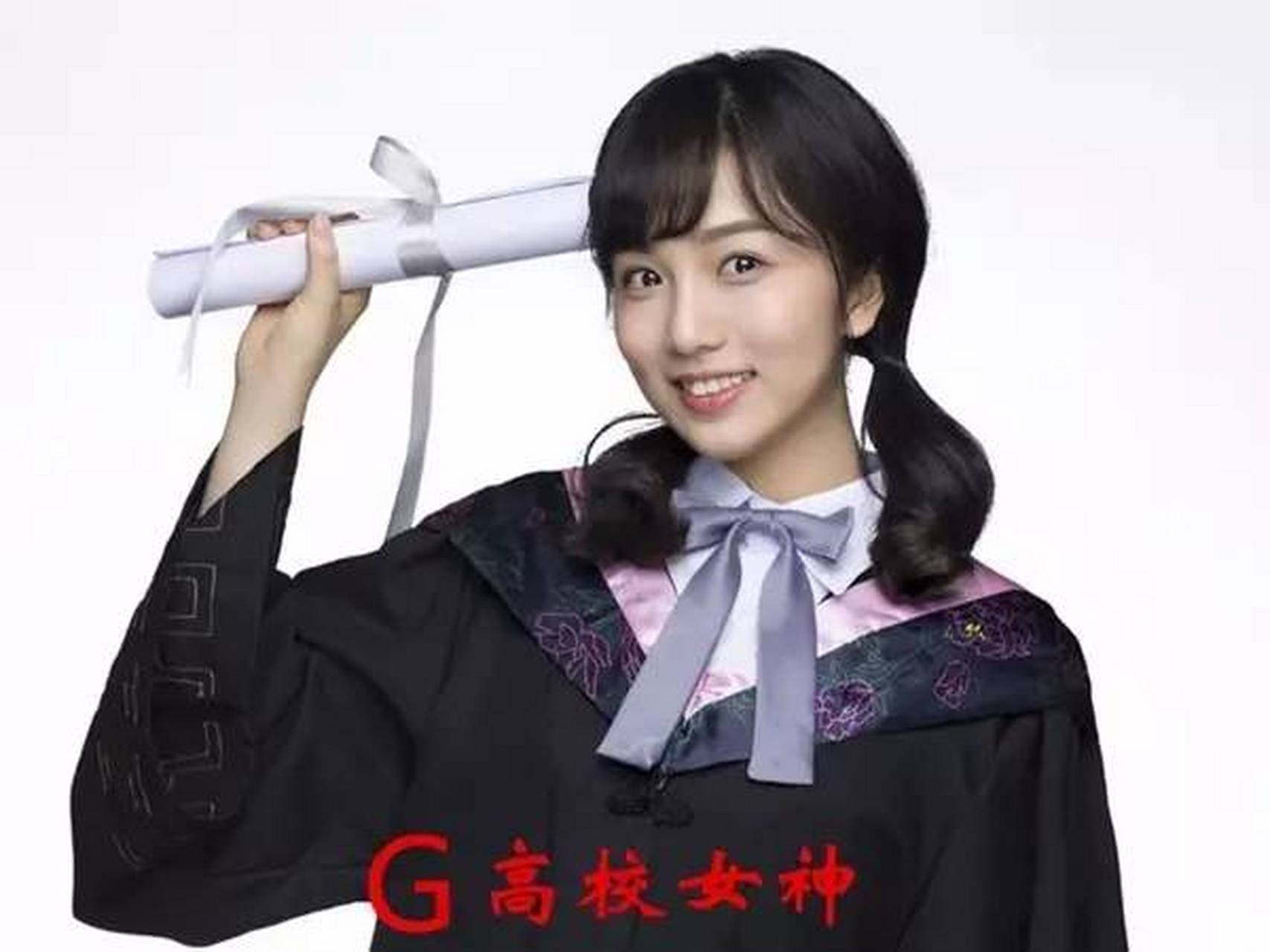 蔡卓音被称为浙江大学城市学院毕业照女神!