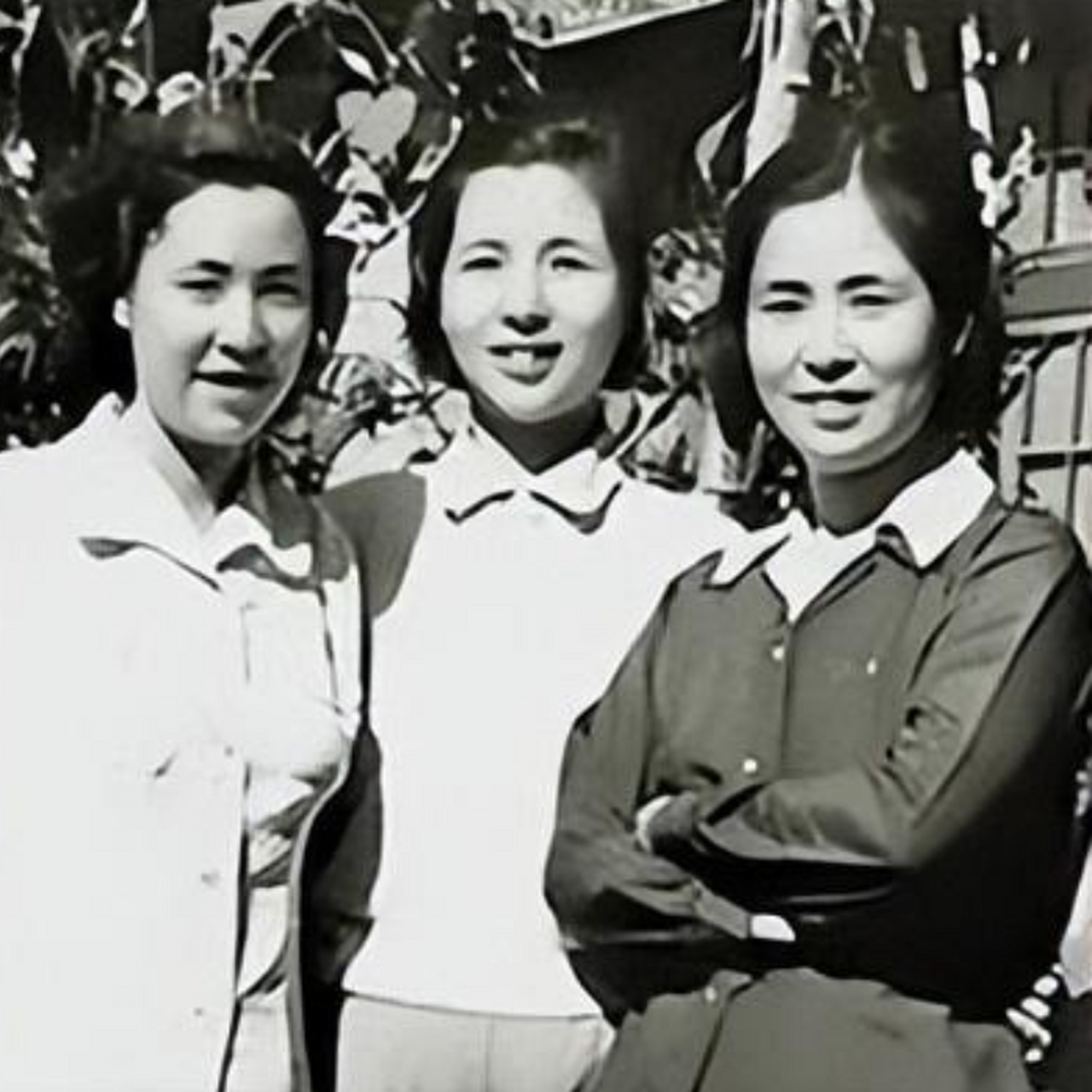 蹇先任:贺龙第四任妻子,抱着孩子走完长征路,离婚后独身60年,1935年11