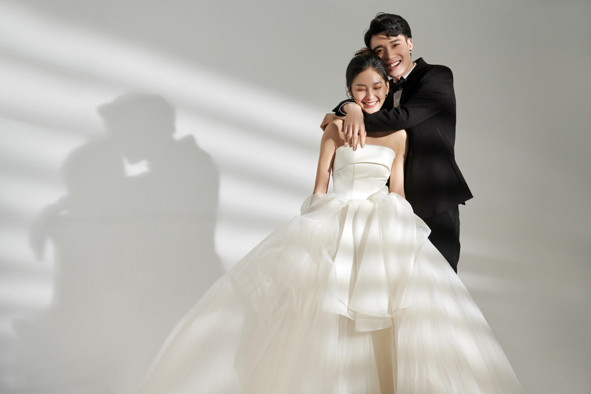 韩式极简婚纱照 在纯白色的背景下加上一束柔和的光影 爱意瞬间弥漫