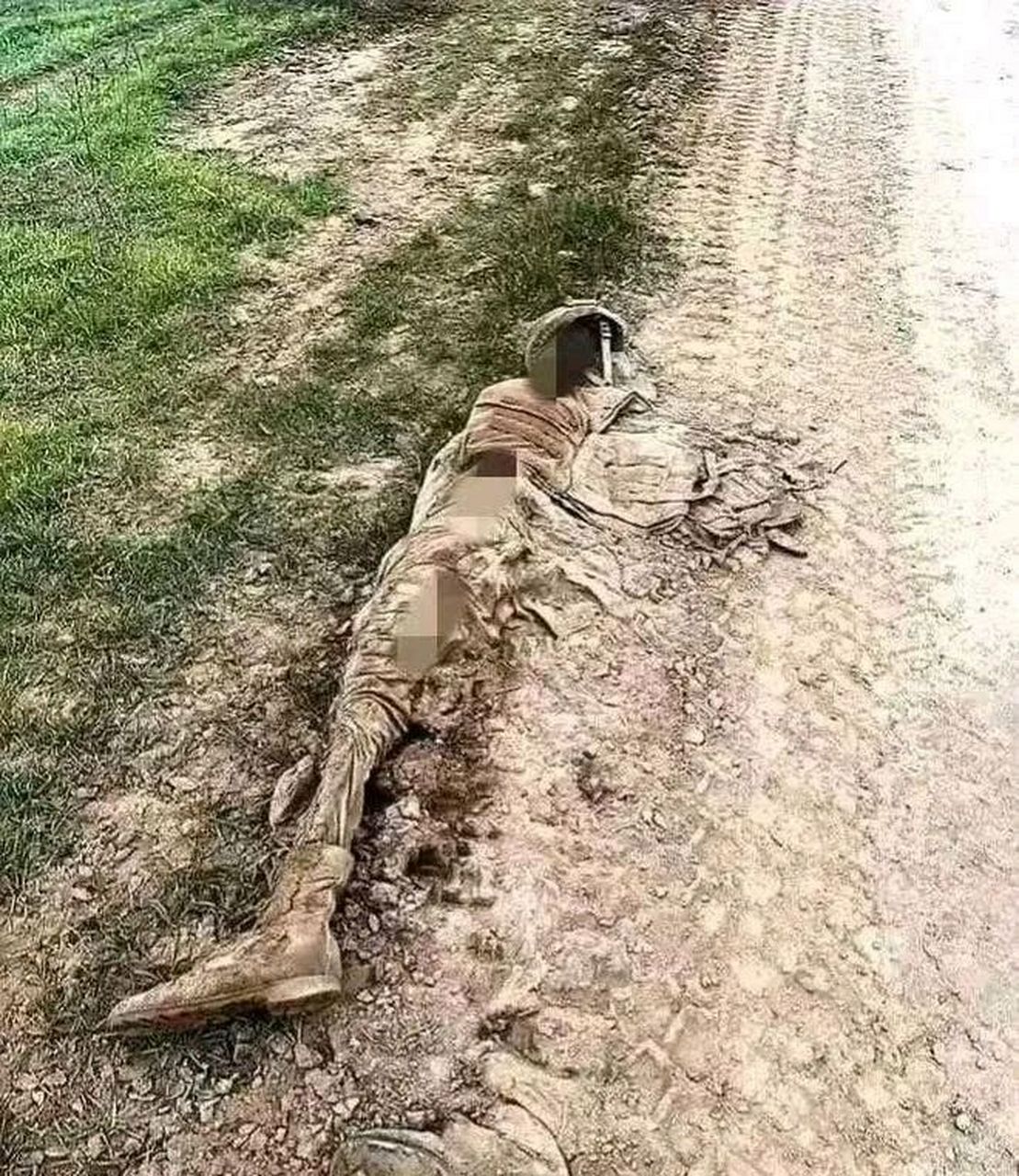 俄乌战争中,一名士兵被坦克压扁,实在是触目惊心.