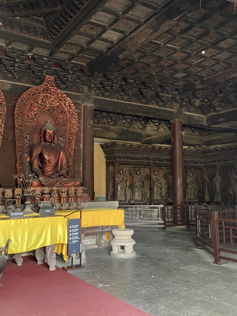 北京大觉寺的佛像 大殿正中是三世佛,据说是从1972年从智化寺移来的