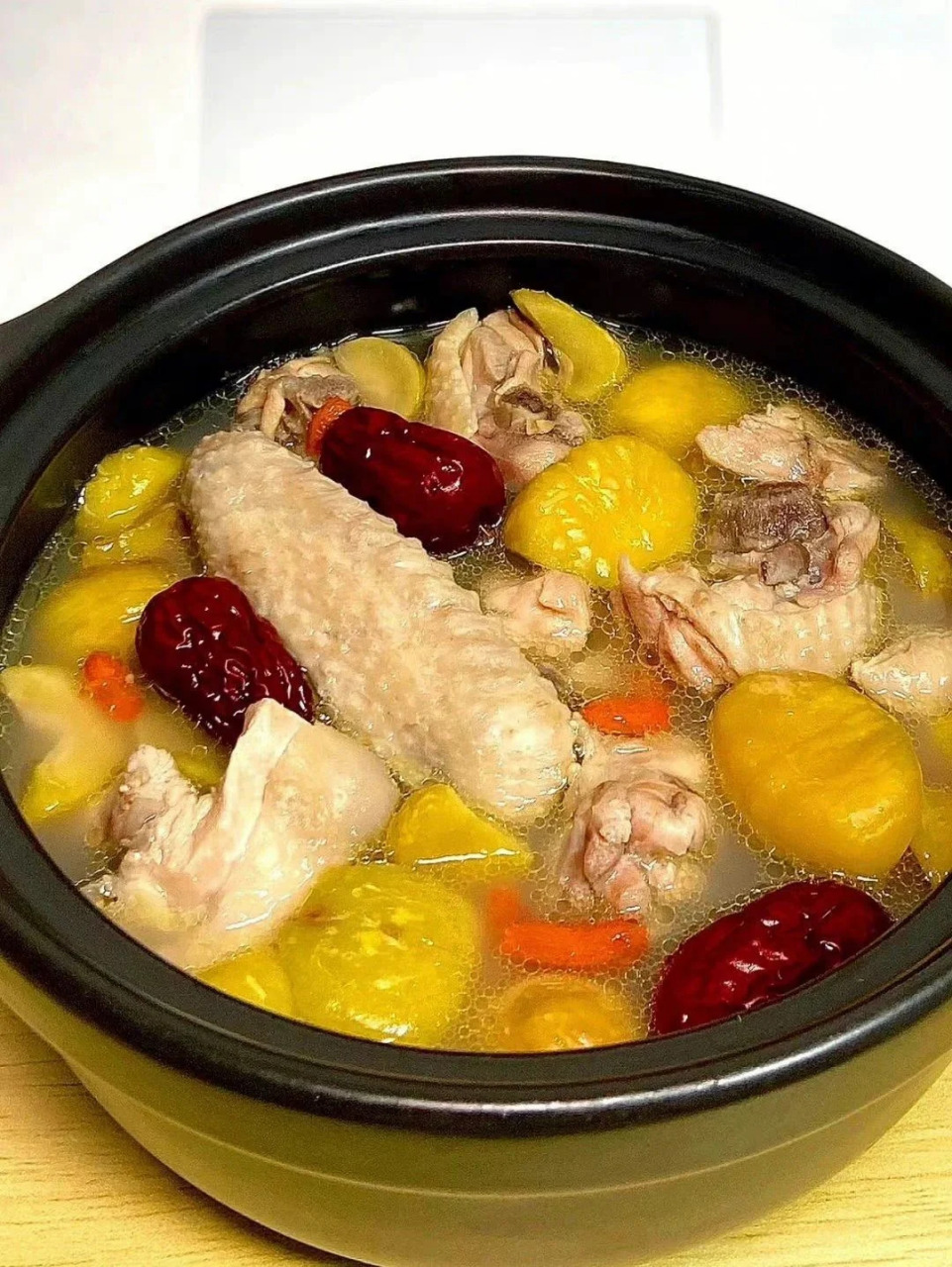 汤鲜味美的板栗鸡汤,太好喝啦～ 秋冬宜进补!