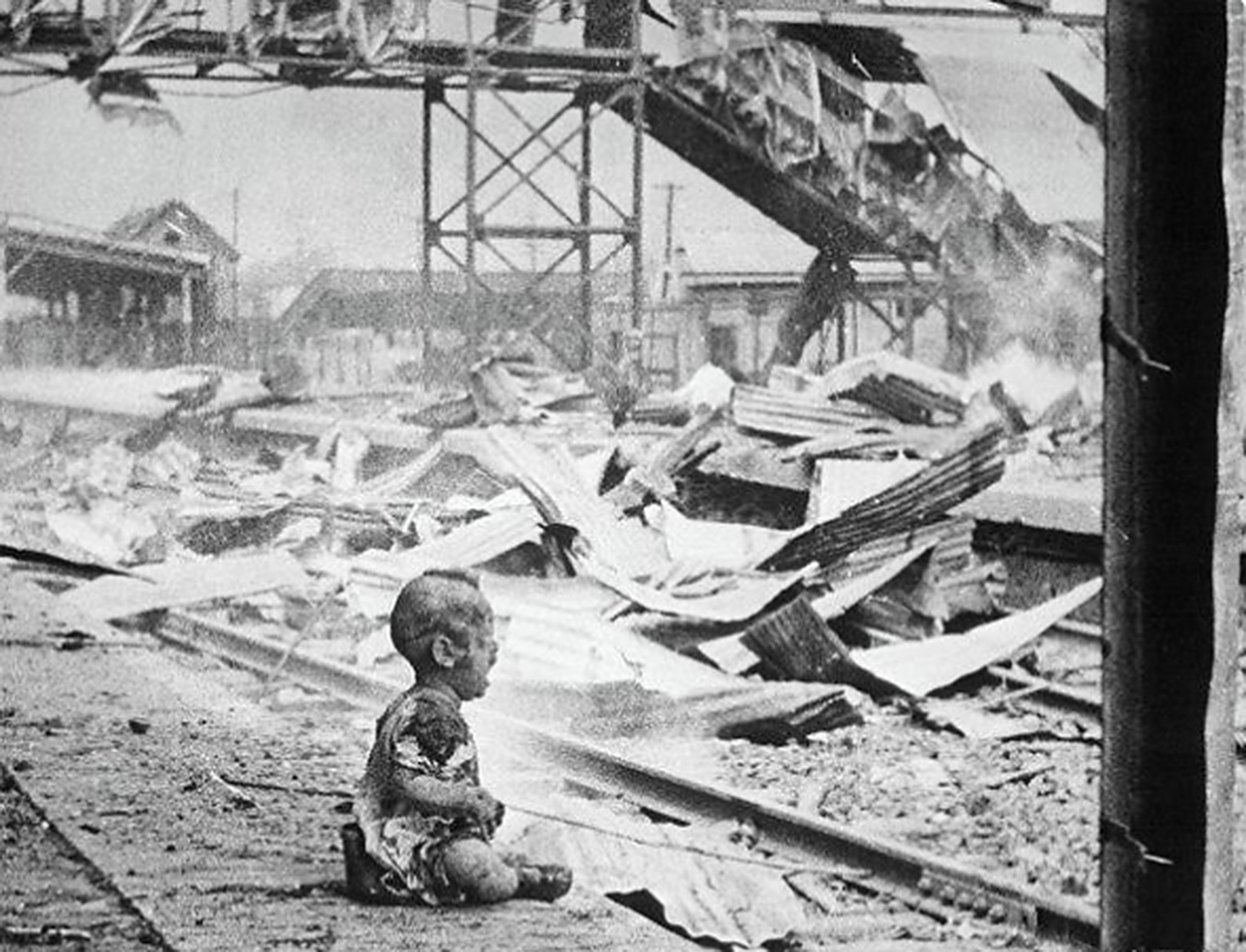 1937年,上海火车站被炸毁,一名哭泣的宝宝