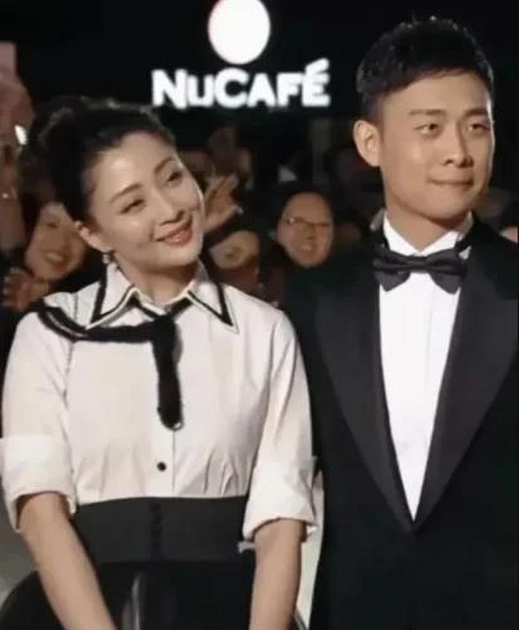 张译和殷桃罕见牵手走红毯,殷桃一脸甜笑美的清纯又灵动,张译紧张到