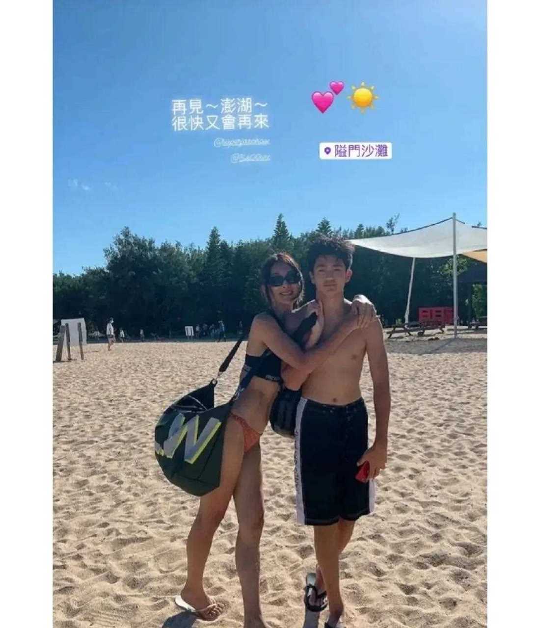 43岁的吴速玲晒出与儿子的泳衣合照,吴速玲是两个孩子的妈妈,穿着