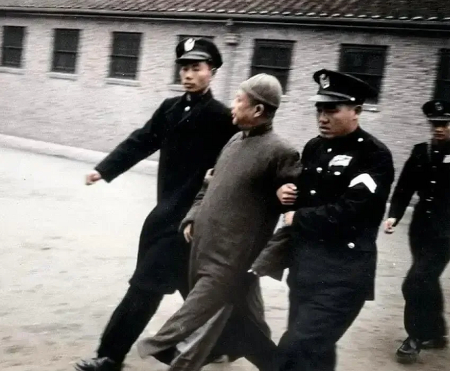 1947年冬天的一天,南京老虎桥监狱,所有的监管人员终于可以出口气了