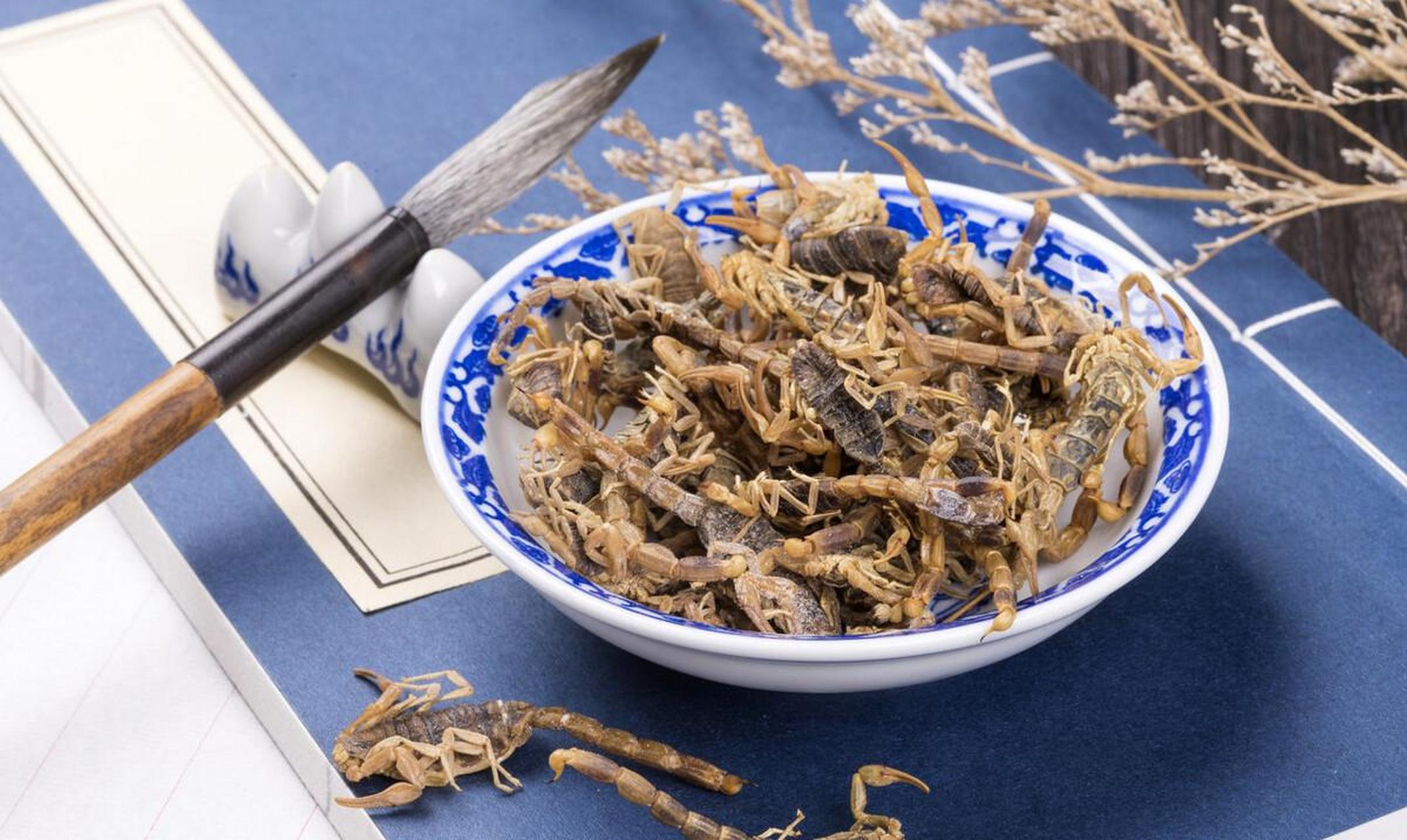 前几天看到一个研究,有中医学者用壁虎和全蝎这两味动物药,配合维生素