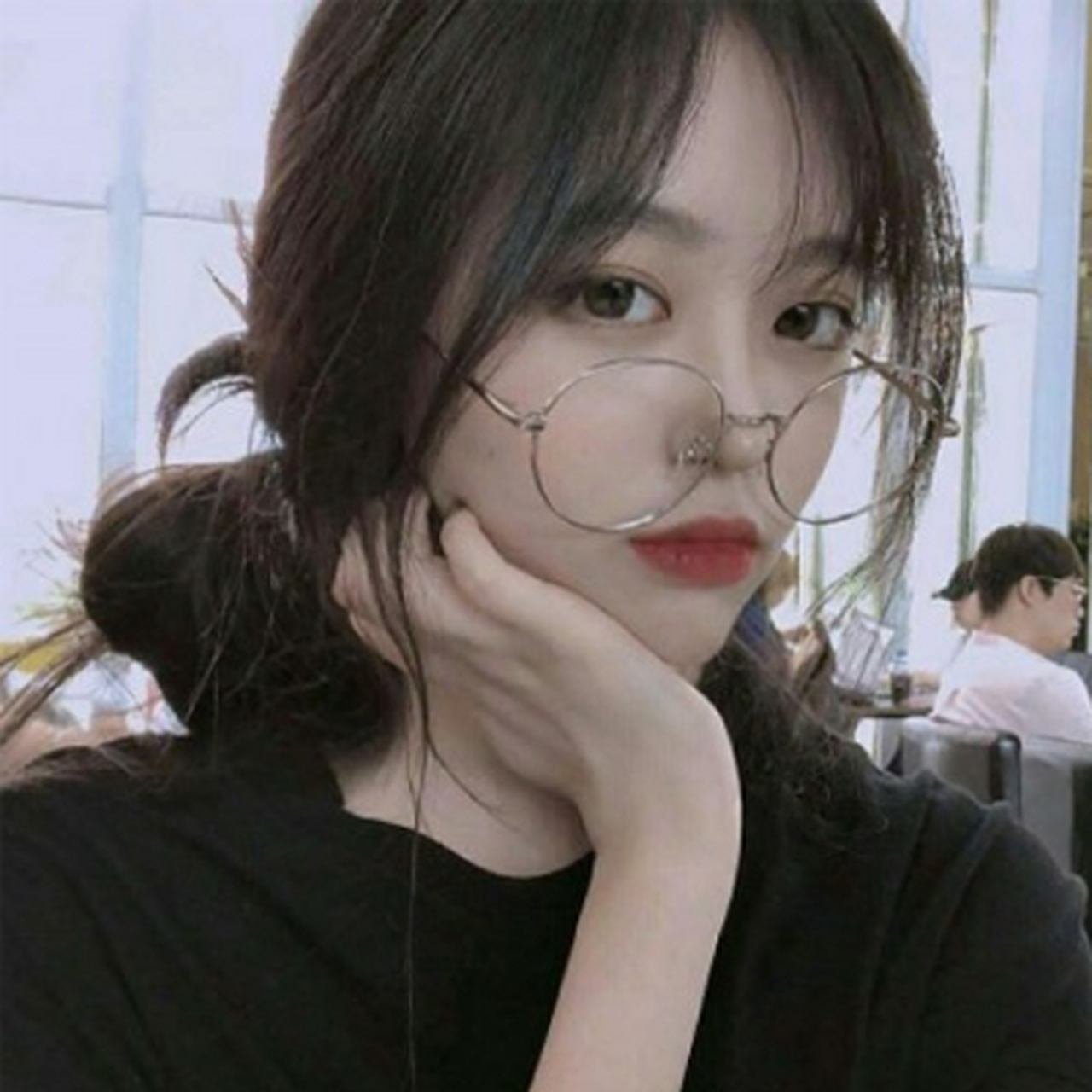 戴眼镜气质女生图片