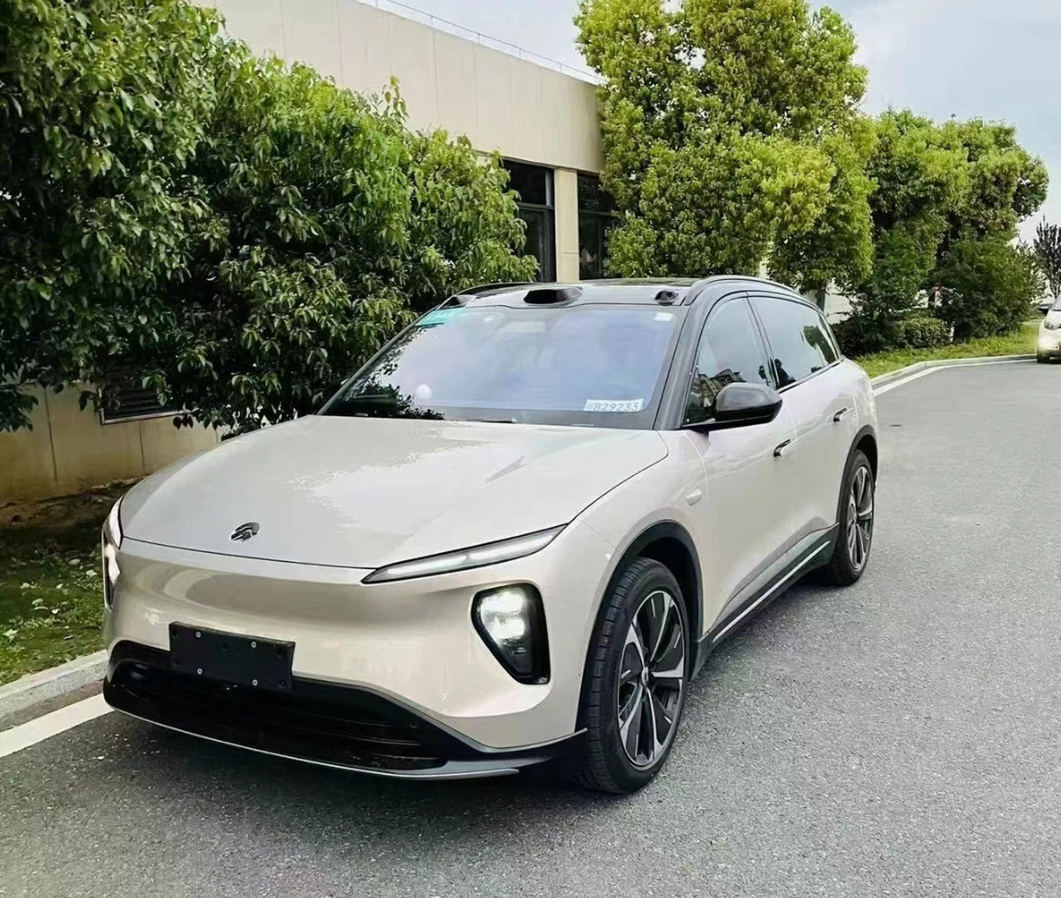 蔚来全新es6 vs. 问界m5 ev,哪个更漂亮?