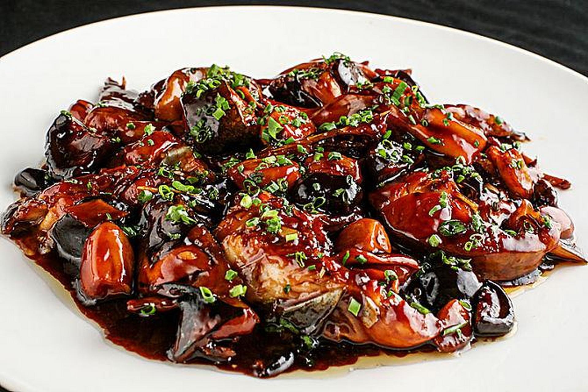 上海红烧鮰鱼以吴淞合兴馆比较出名,红烧鮰鱼是上海市的传统名菜,属于