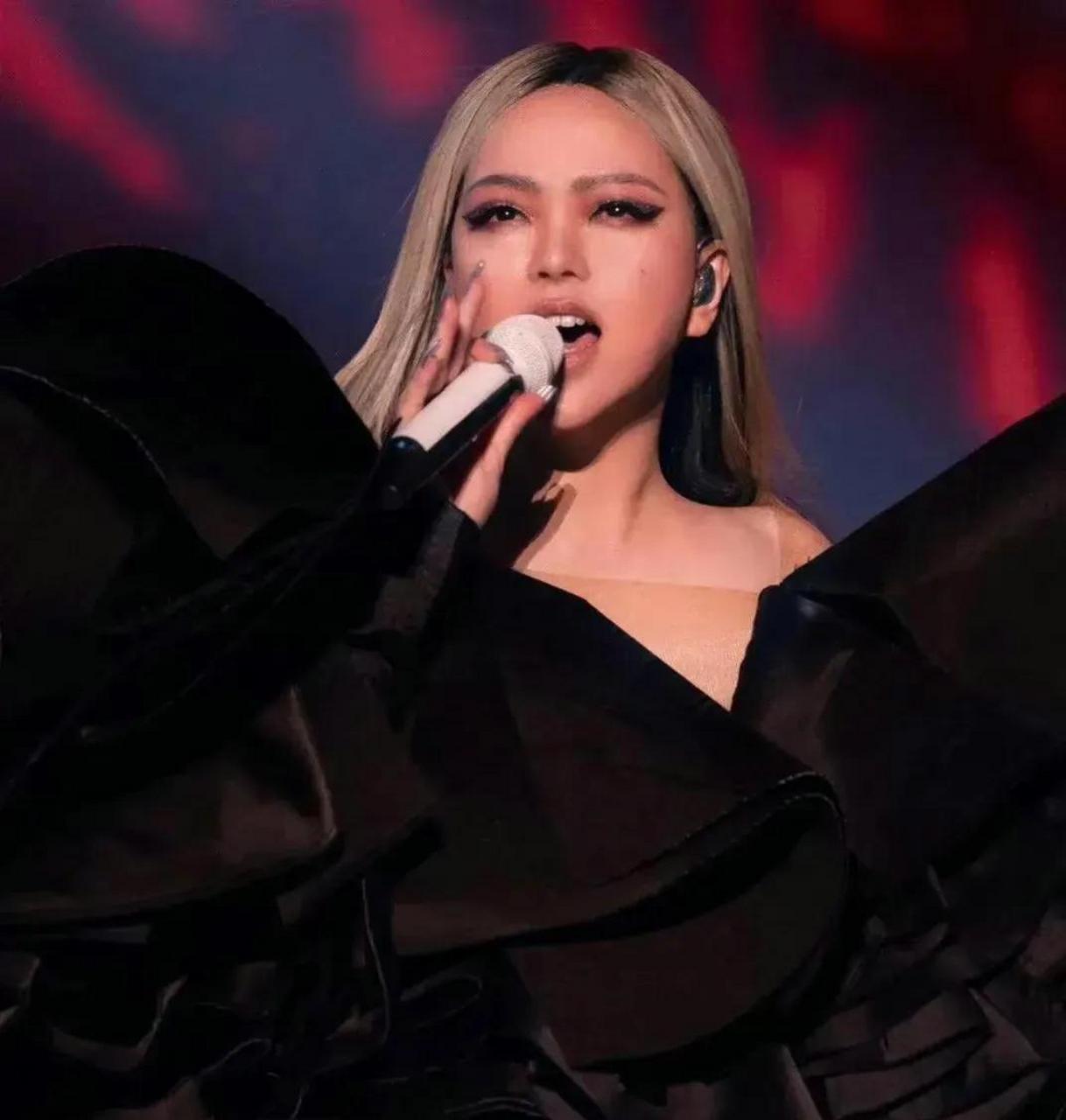 近日,张惠妹开演唱会.