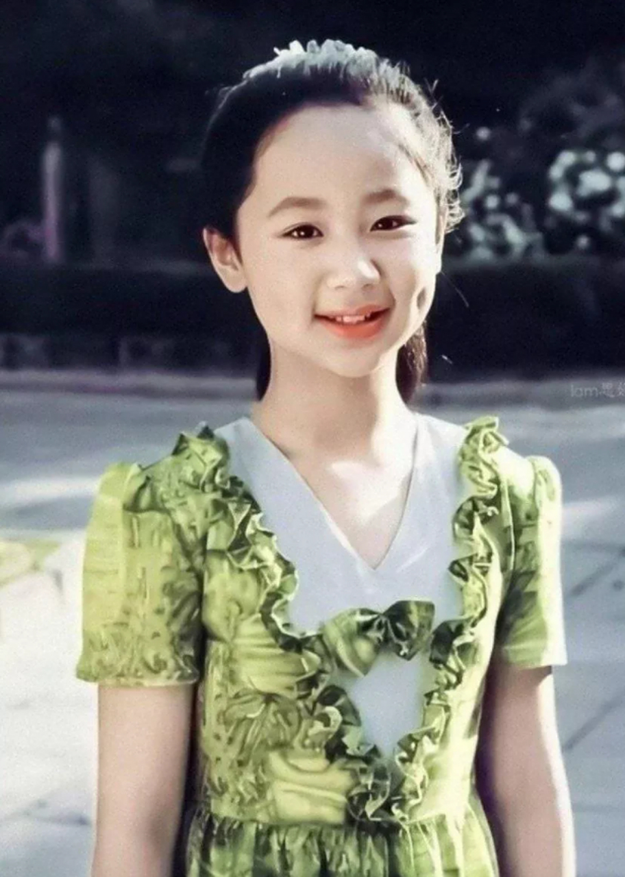 杨紫小时候照片曝光!鹅蛋脸 好看的婴儿肥.