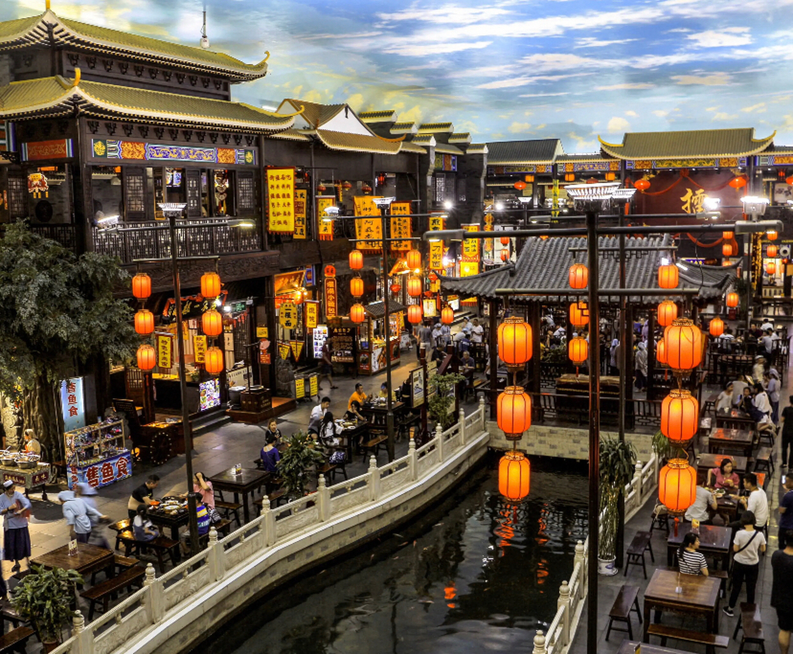 吃美食看历史享人间百态-汴梁小宋城 小宋城位于开封市大梁路西段,由