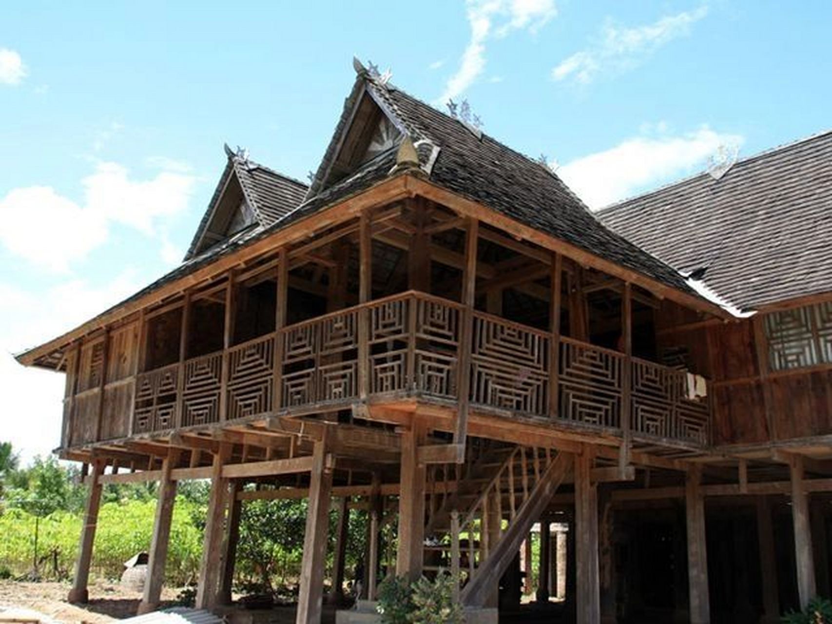 傣家竹楼傣族的传统建筑——竹楼 傣家竹楼的造型属干栏式建筑,它的