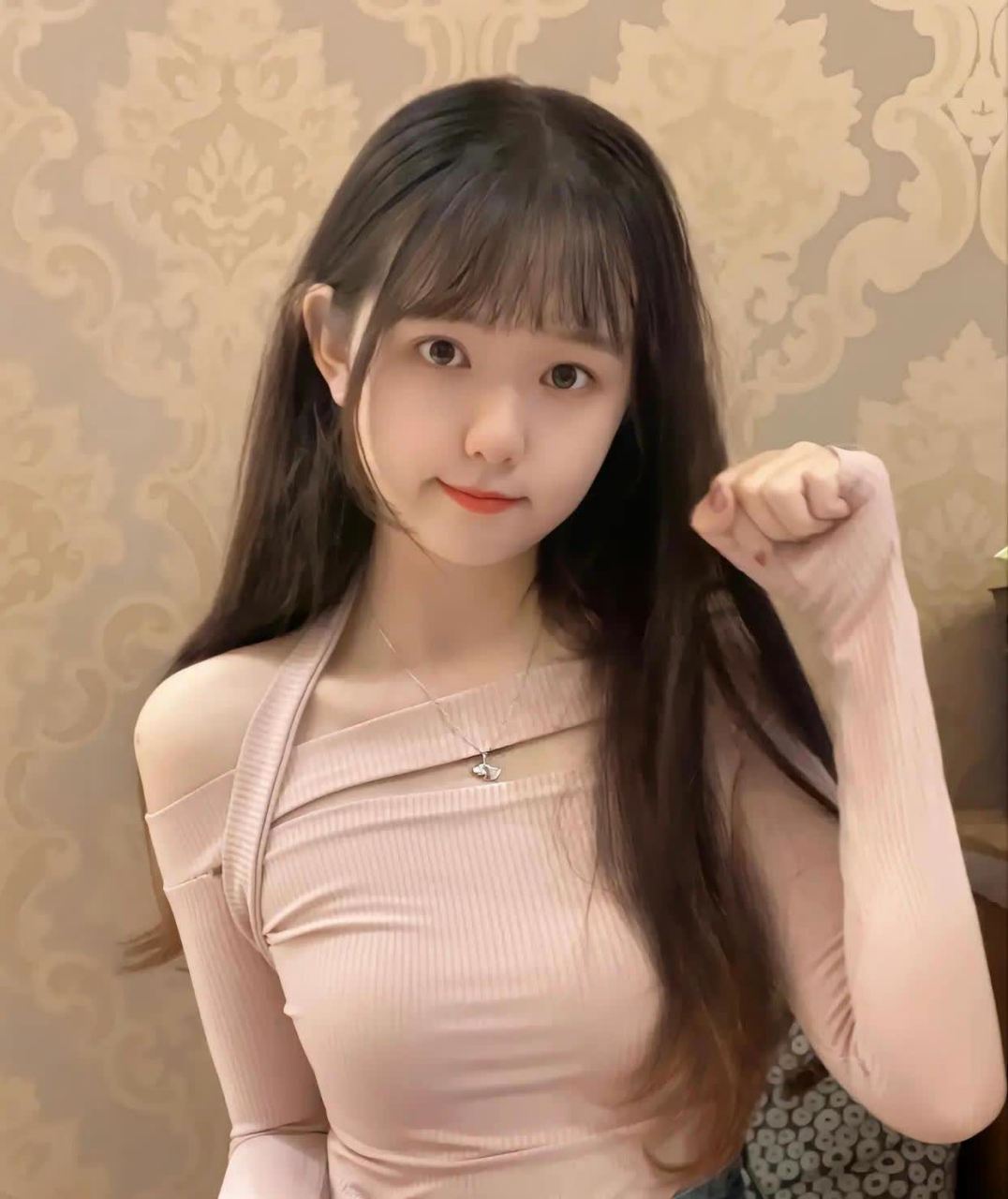 十七八岁的可爱姑娘,眼神里透露着无法隐藏的青春朝气.