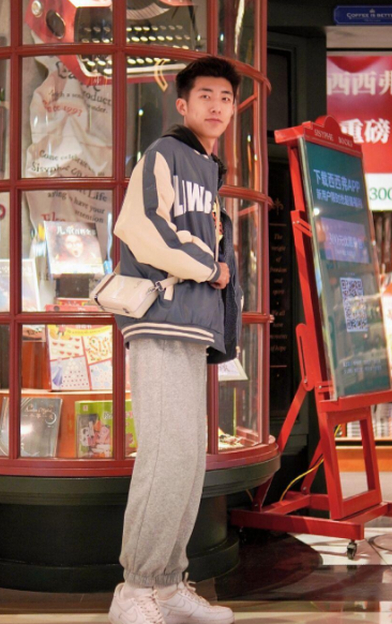 第一次穿灰裤子的直男帅哥