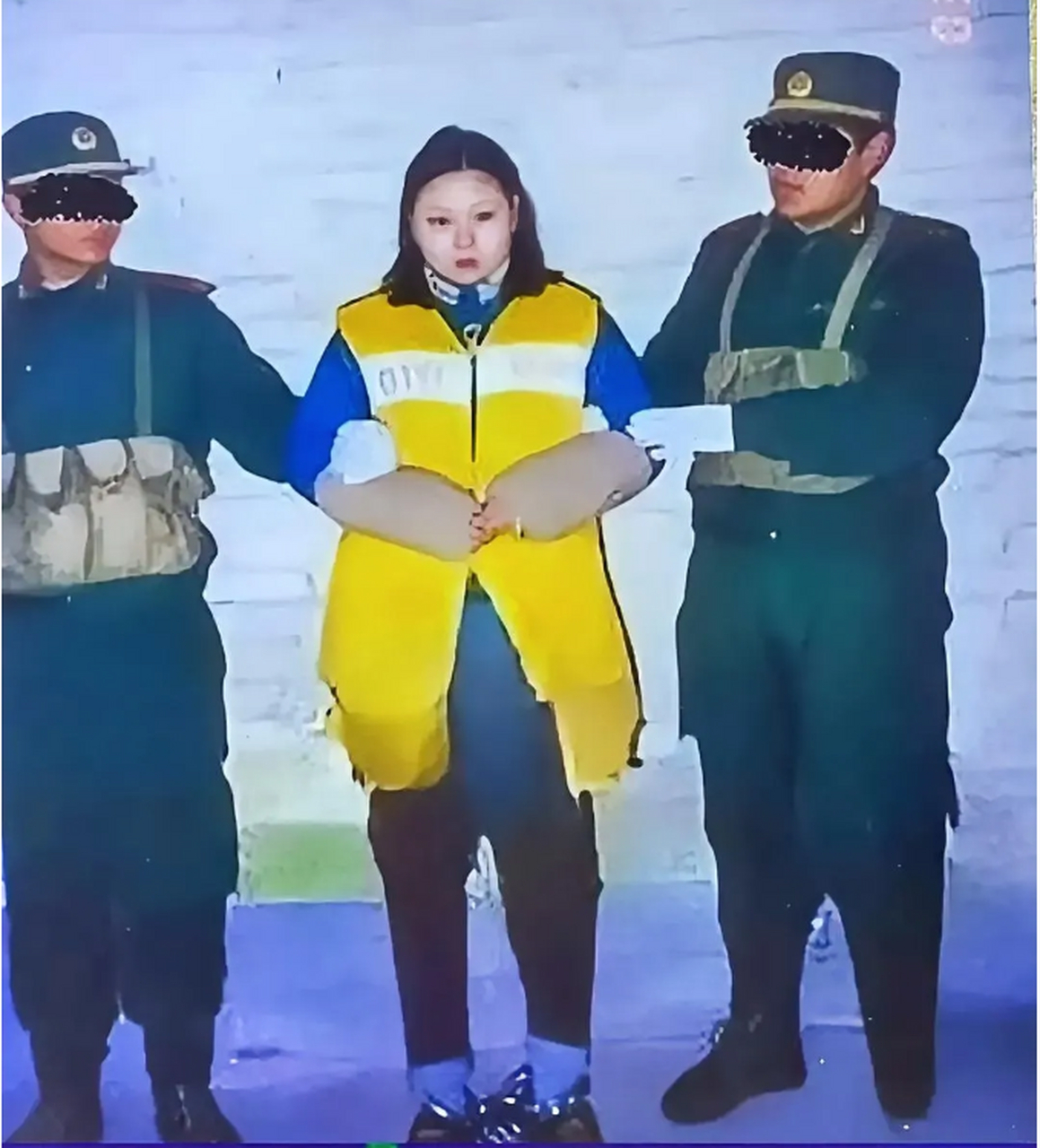 2003年,一名女犯在深圳看守所,留下的照片.