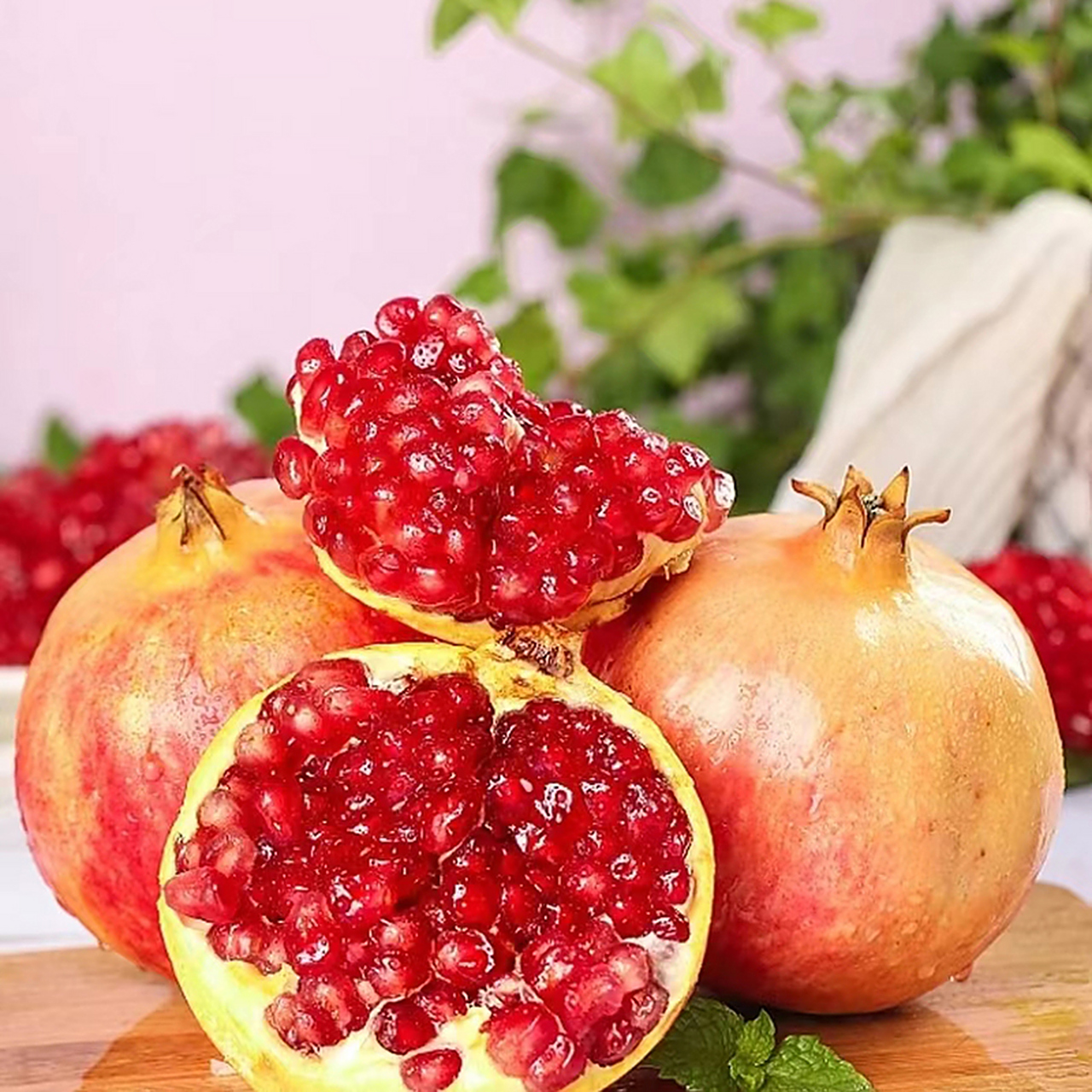 粒粒红宝石,闪耀着阳光的色彩,这就是突尼斯软籽石榴!