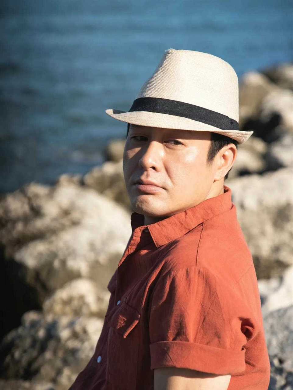 [笑哭][坏笑]  张颂文虽然眼睛长得有点小,但五官还是挺柔和的,尤其是