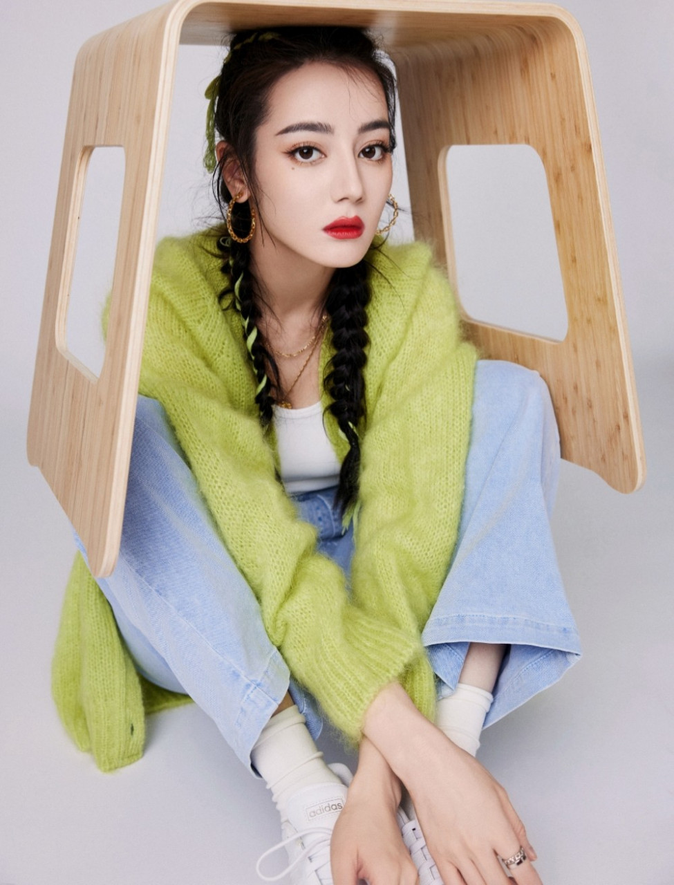 迪丽热巴最新写真大片 白色背心与马卡龙绿色针织开衫叠穿 下装选择