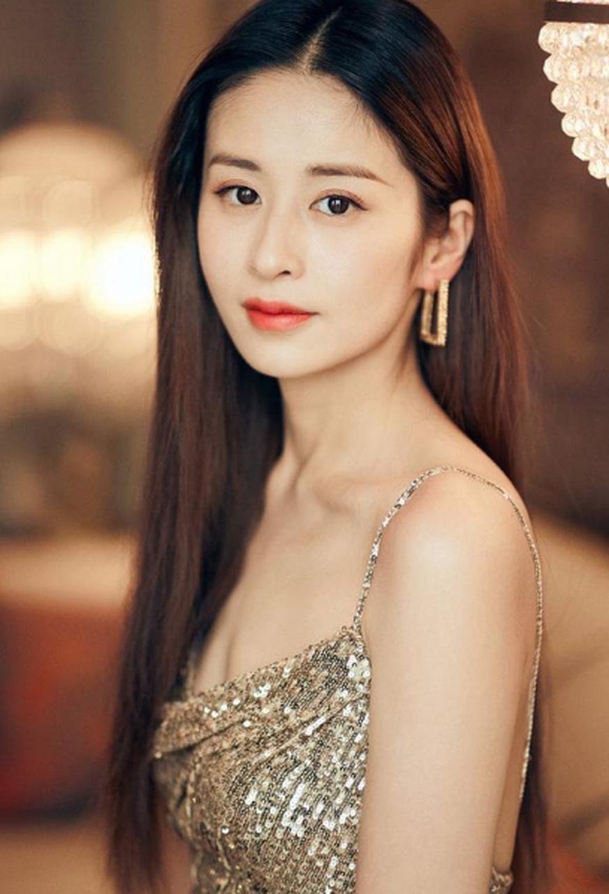 颖儿就是两个极端,刚出道的她就在《千山暮雪》中担任了女主,那身材