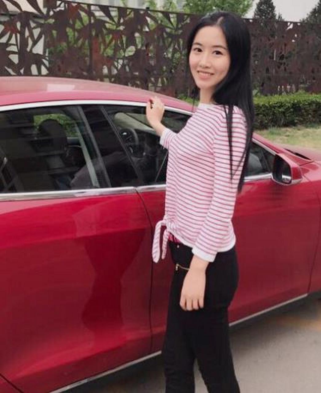 翟欣欣靠着自己的身材和美貌, 从第一位老公那里得到了20万块钱和一部