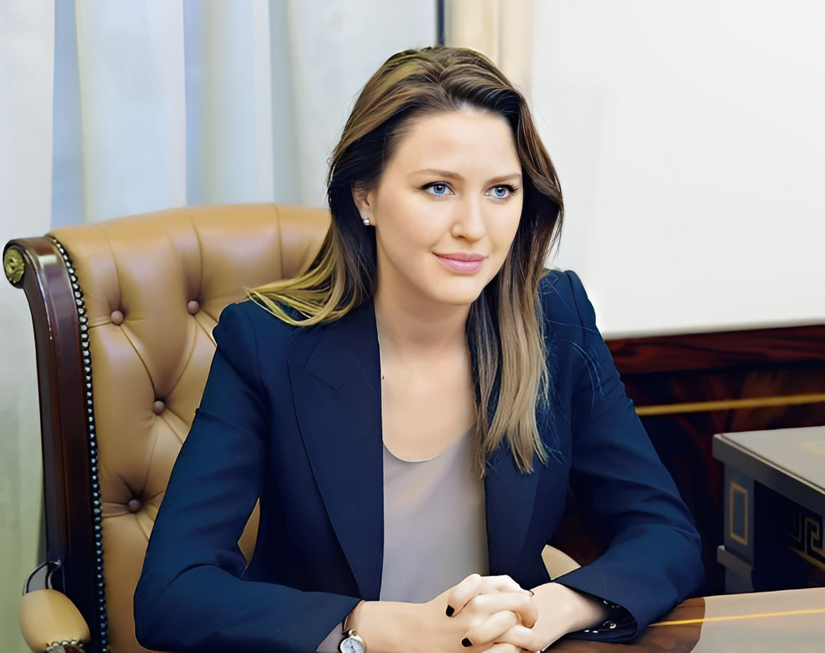 通过他的不懈努力,阿廖娜成功地进入政治.