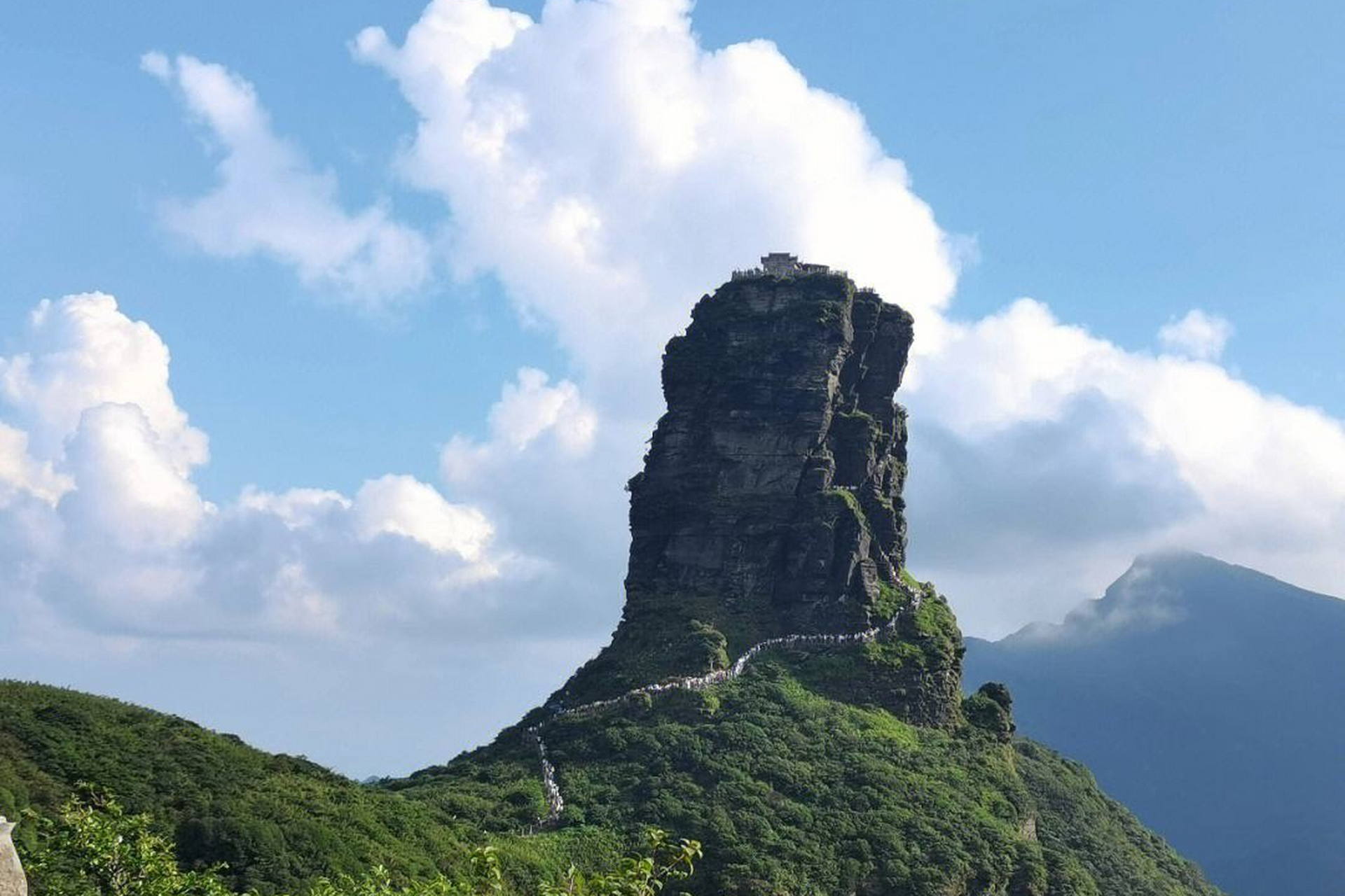 梵净山位于铜仁市的江口县,印江县和松桃县交界处一带.