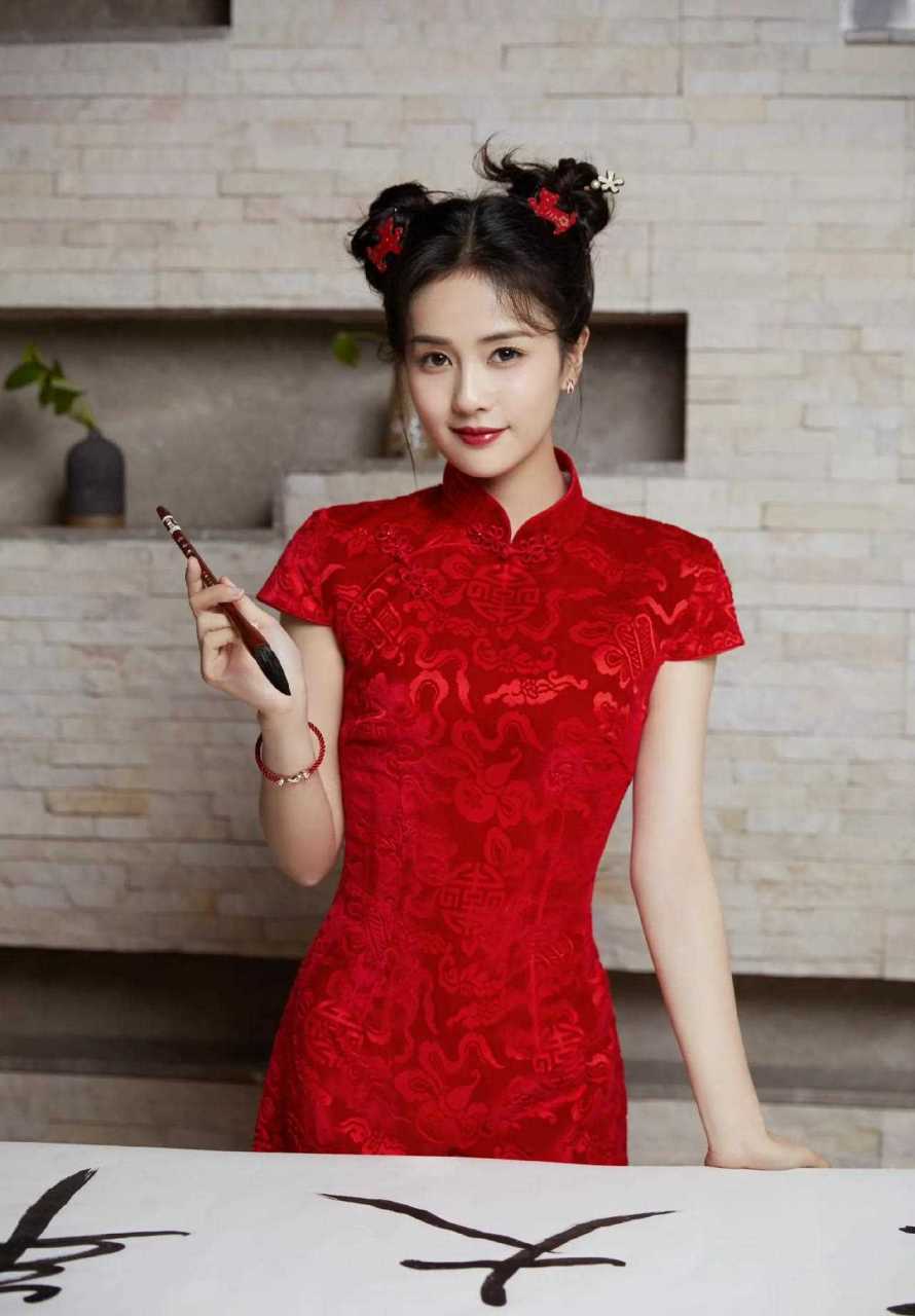 白鹿这个造型好好看,元气满满,喜气连连,红色旗袍服让她更为春节添翼.