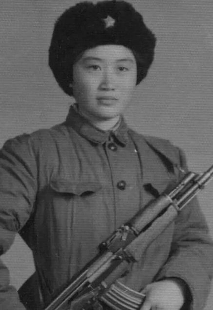 作为开国上将谢富治的独女,谢小沁自小便被严格要求.