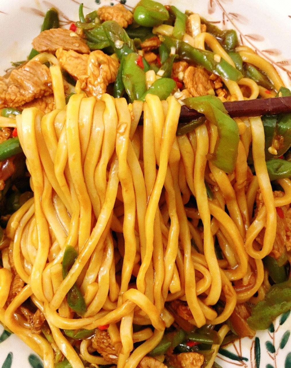 来一碗小炒肉拌面,又辣又香,超级过瘾,暖心暖胃 食材:面条:鲜面条500g