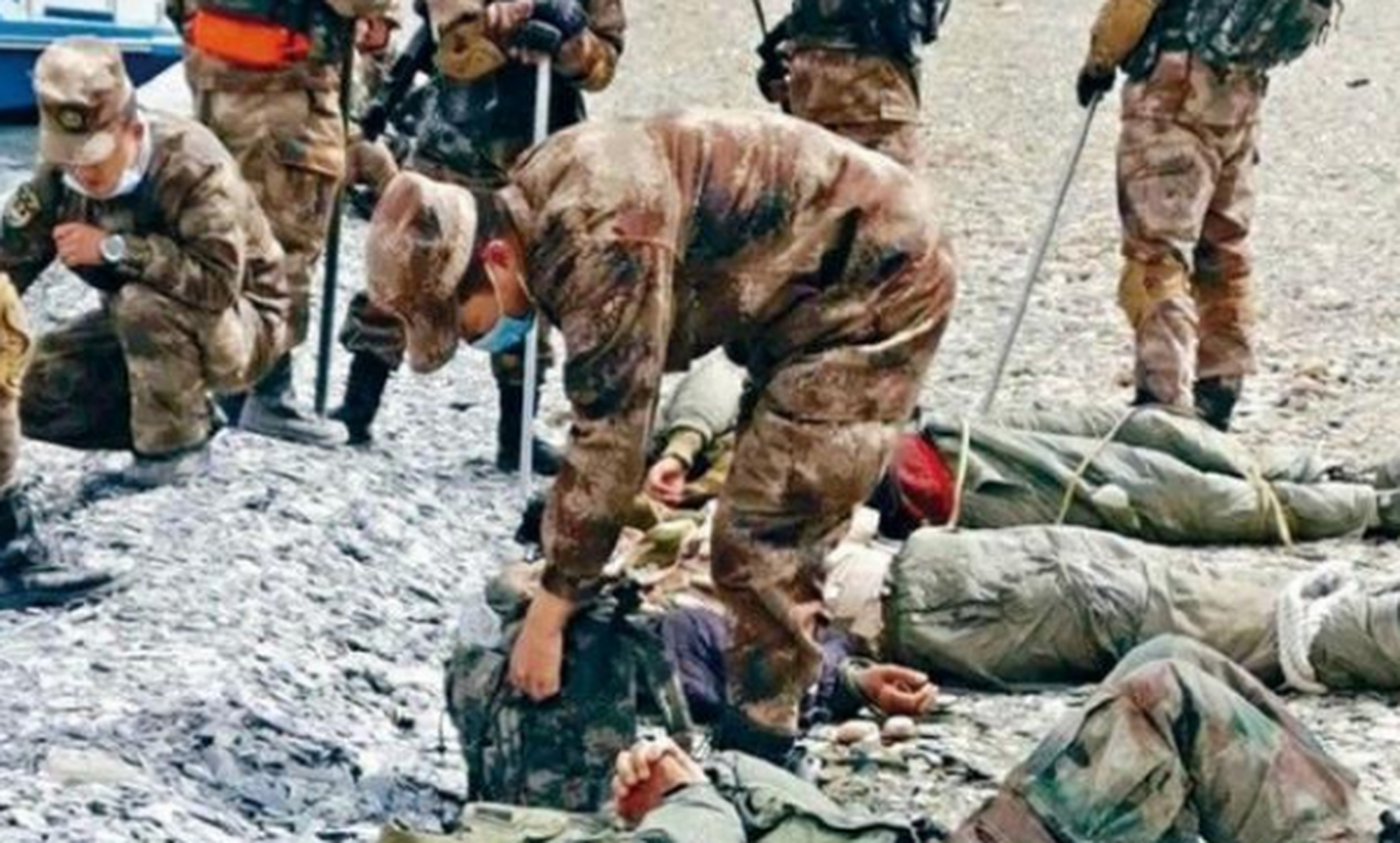 中印边境冲突:中国解放军骑兵追击印度官兵  根据8月1日的报道,有消息