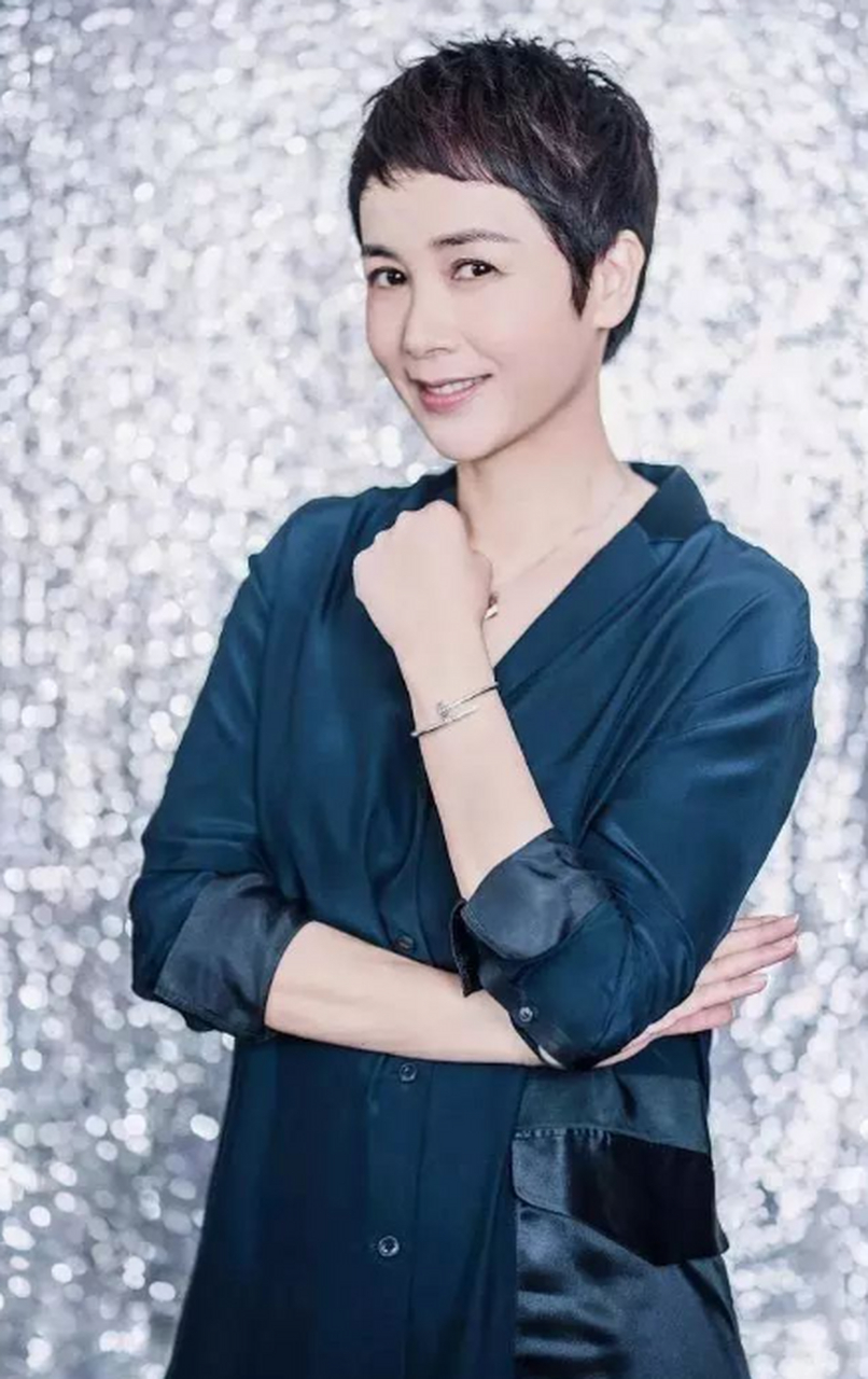 蒋雯丽包养风波再升级,疑带小鲜肉买房画面曝光,顾长卫也管不住 人到