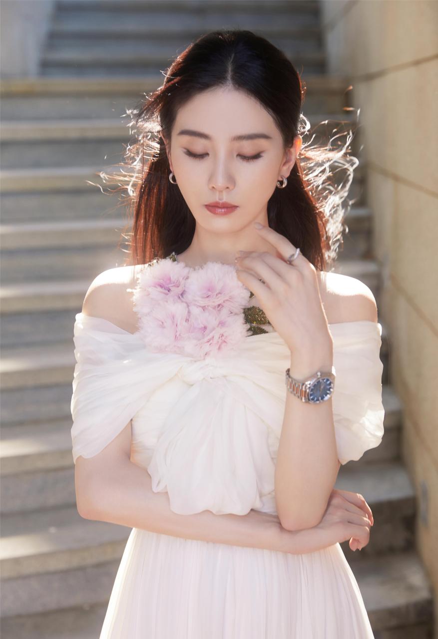刘诗诗花朵一字肩白裙造型大片,果然是仙女本仙,美得不要不要的!