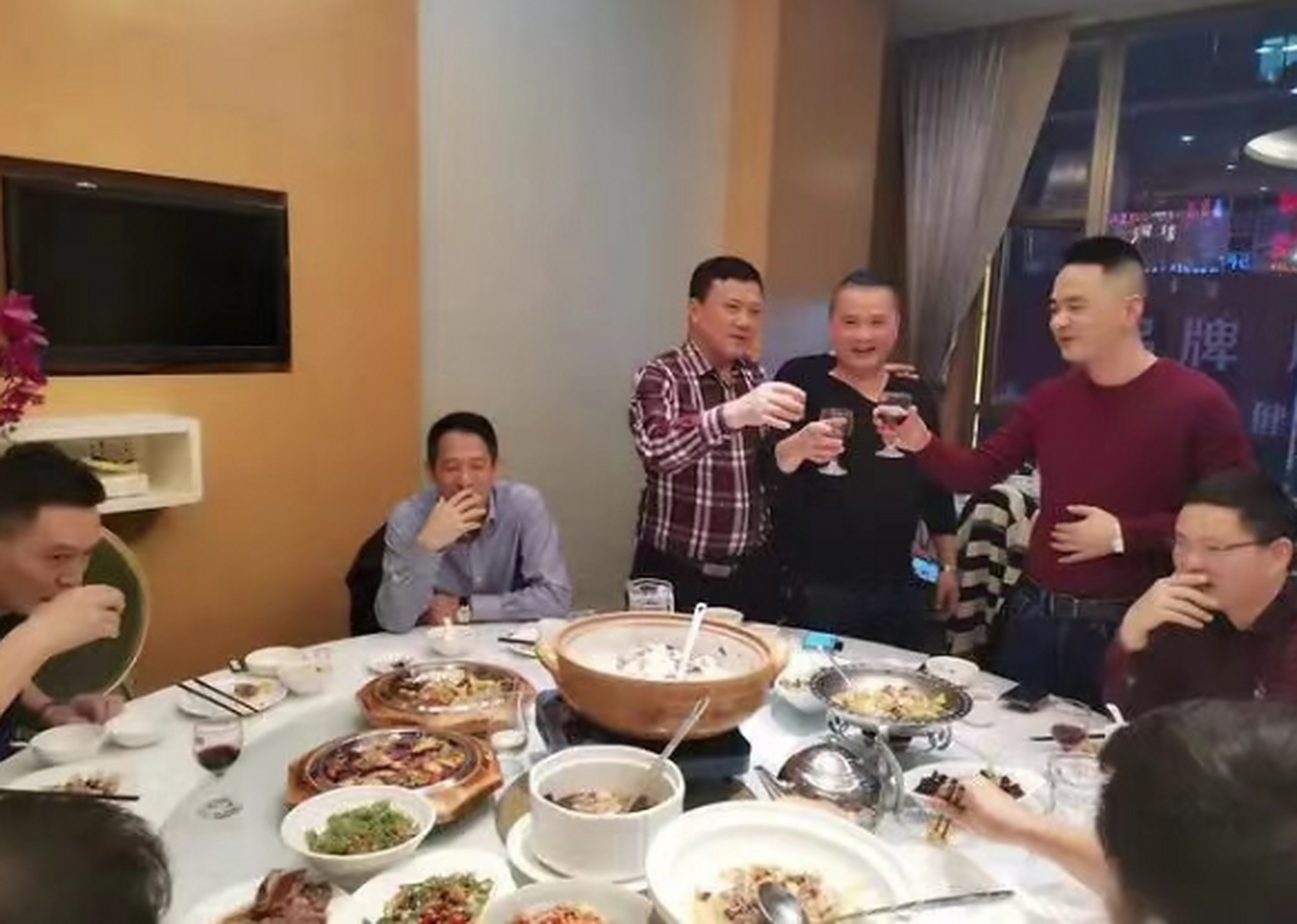 建议男人:跟领导喝酒应酬,这5件事情,千万不要做,得罪人还显得没眼色!