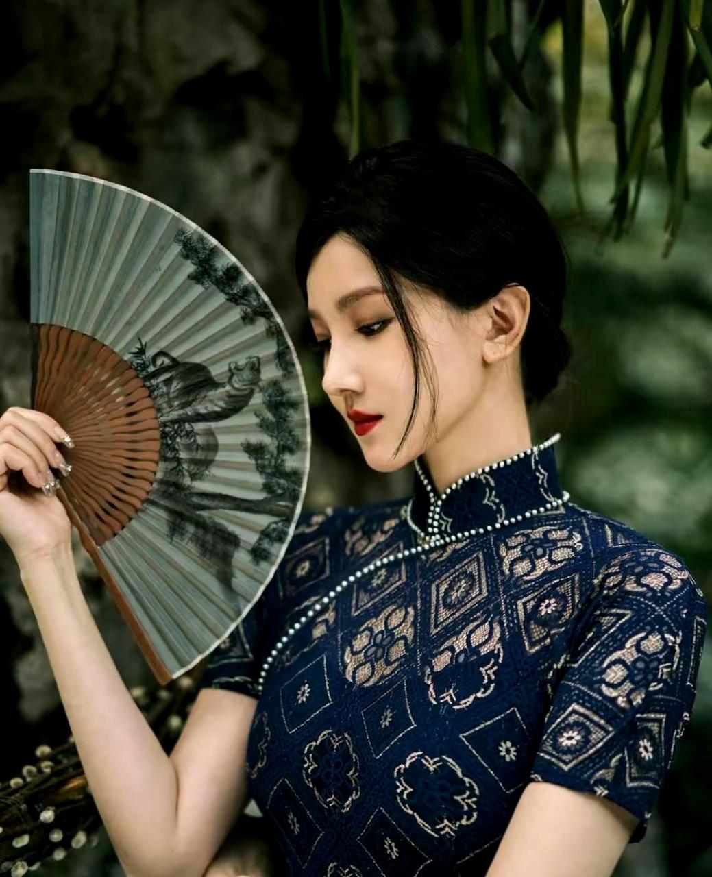 陈小纭的民国旗袍造型,散发着浓郁的历史气息,充满韵味和优雅.